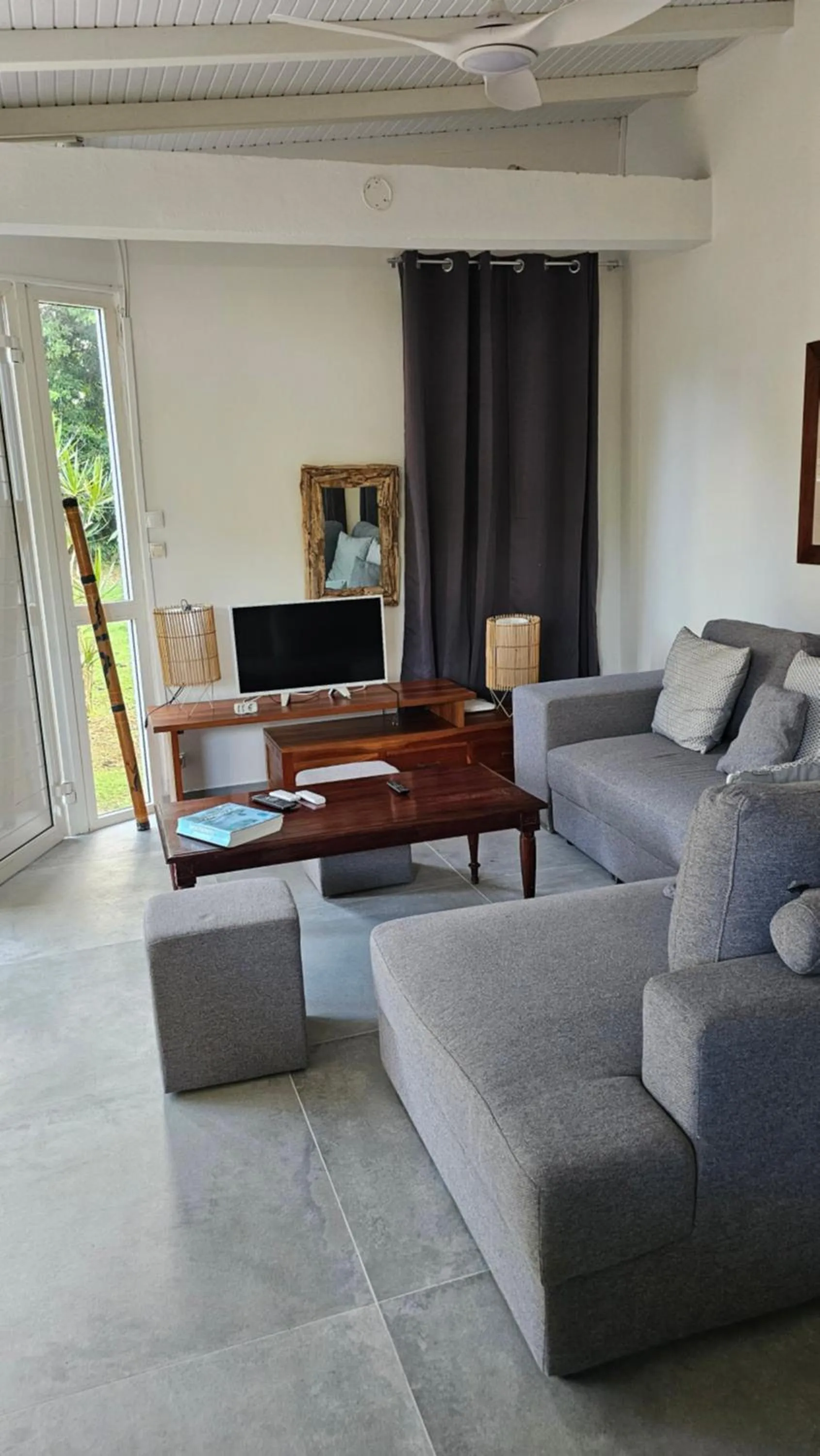 TV and multimedia in Habitation Villa Les Cassias