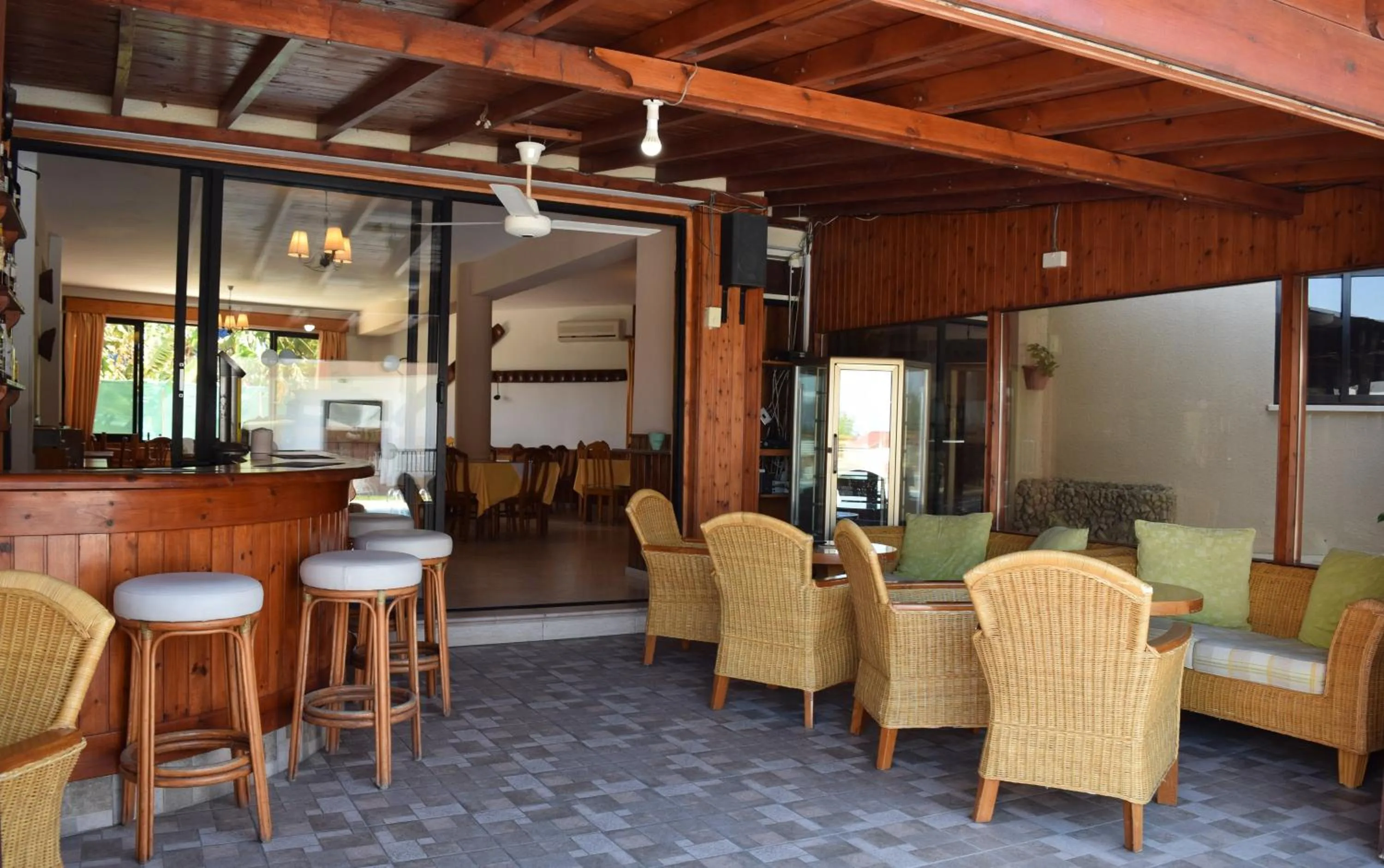 Restaurant/places to eat in Anna Hotel Apartments