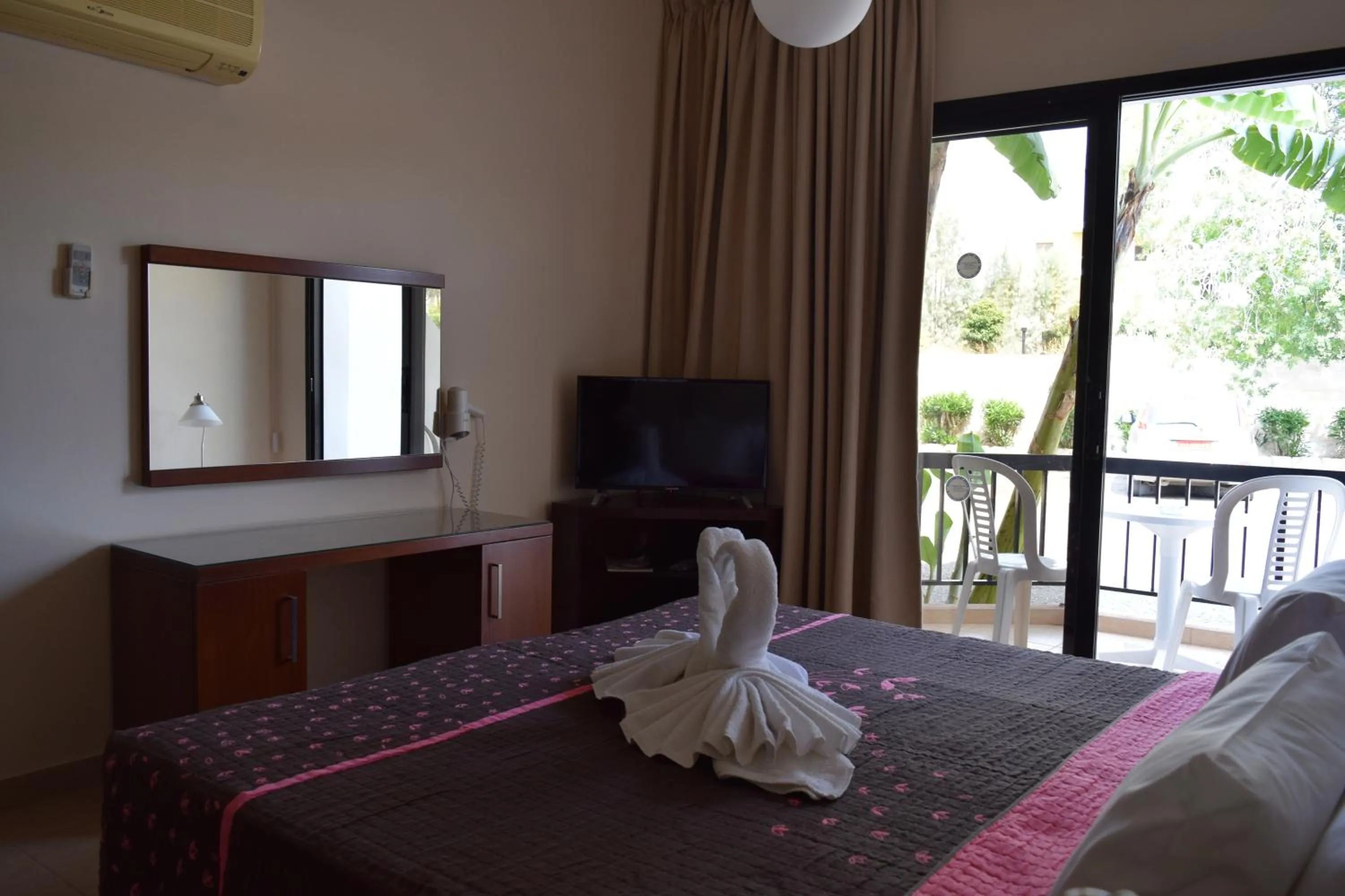 TV and multimedia, Bed in Anna Hotel Apartments