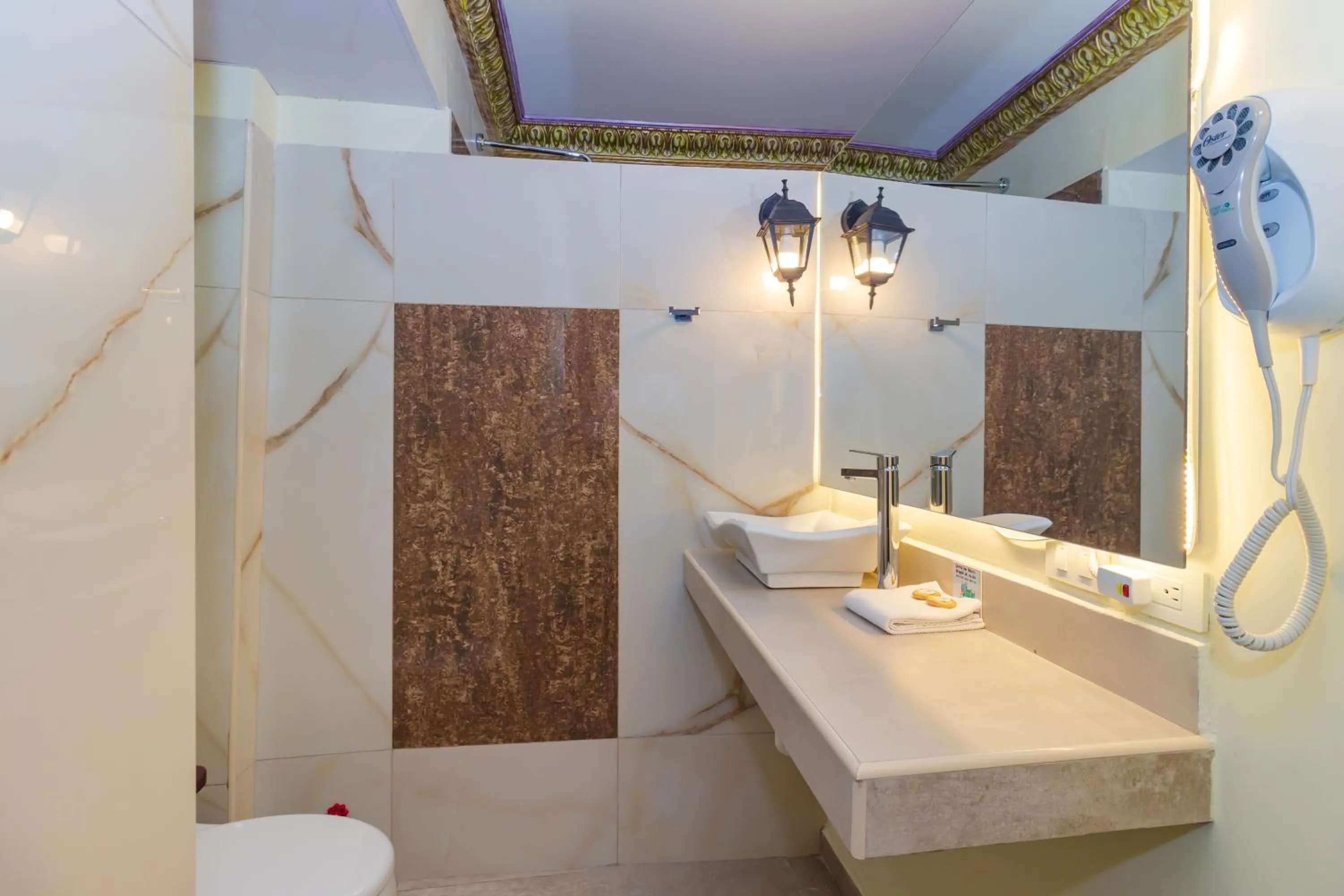 Bathroom in Friends Hotel & Rooftop - Historic Center & Museums