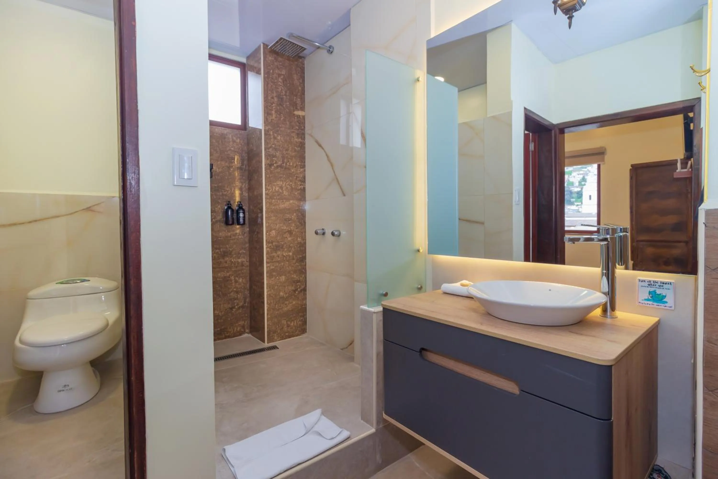 Bathroom in Friends Hotel & Rooftop - Historic Center & Museums