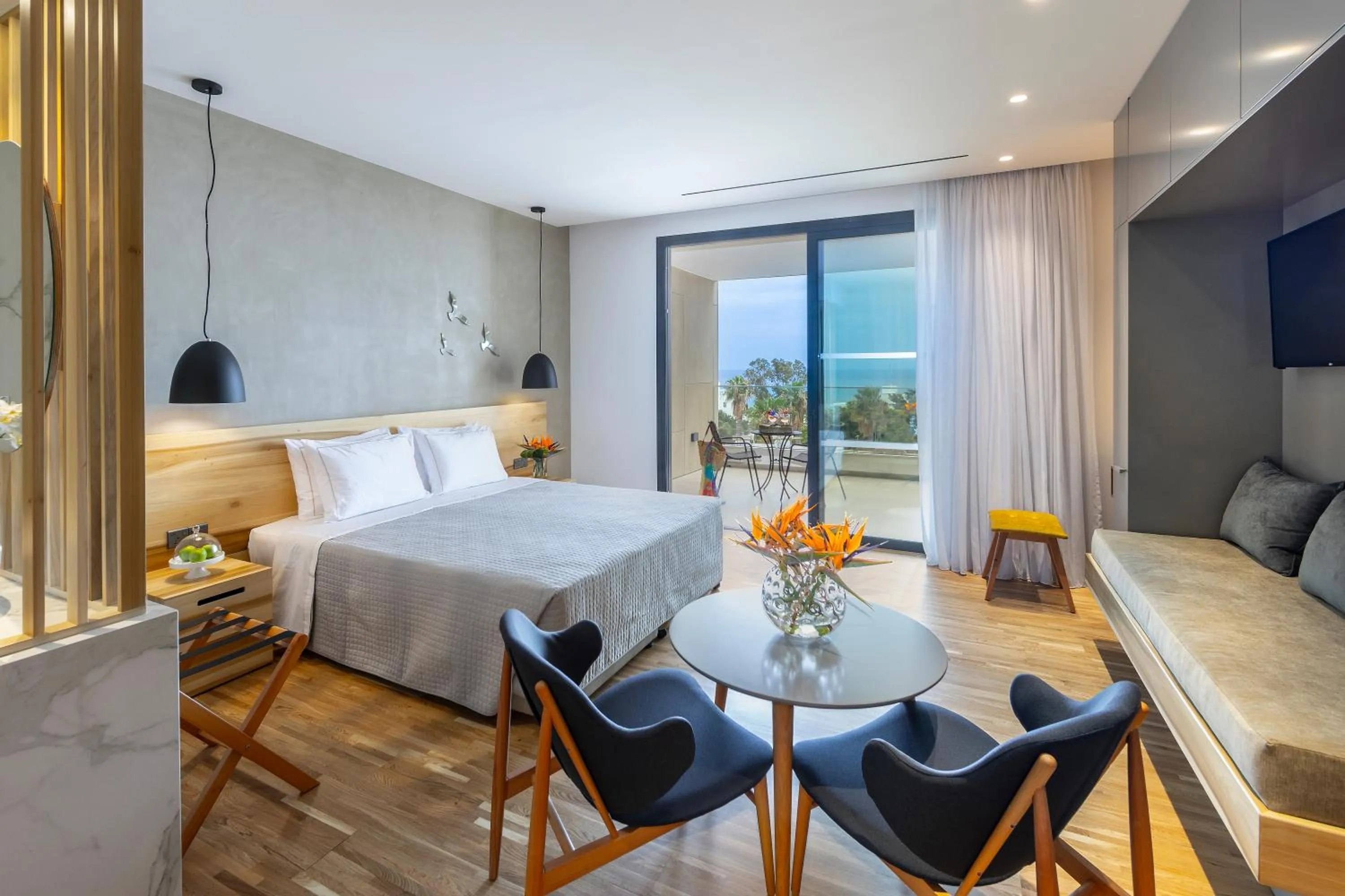 Photo of the whole room, Bed in Anemi Hotel & Suites