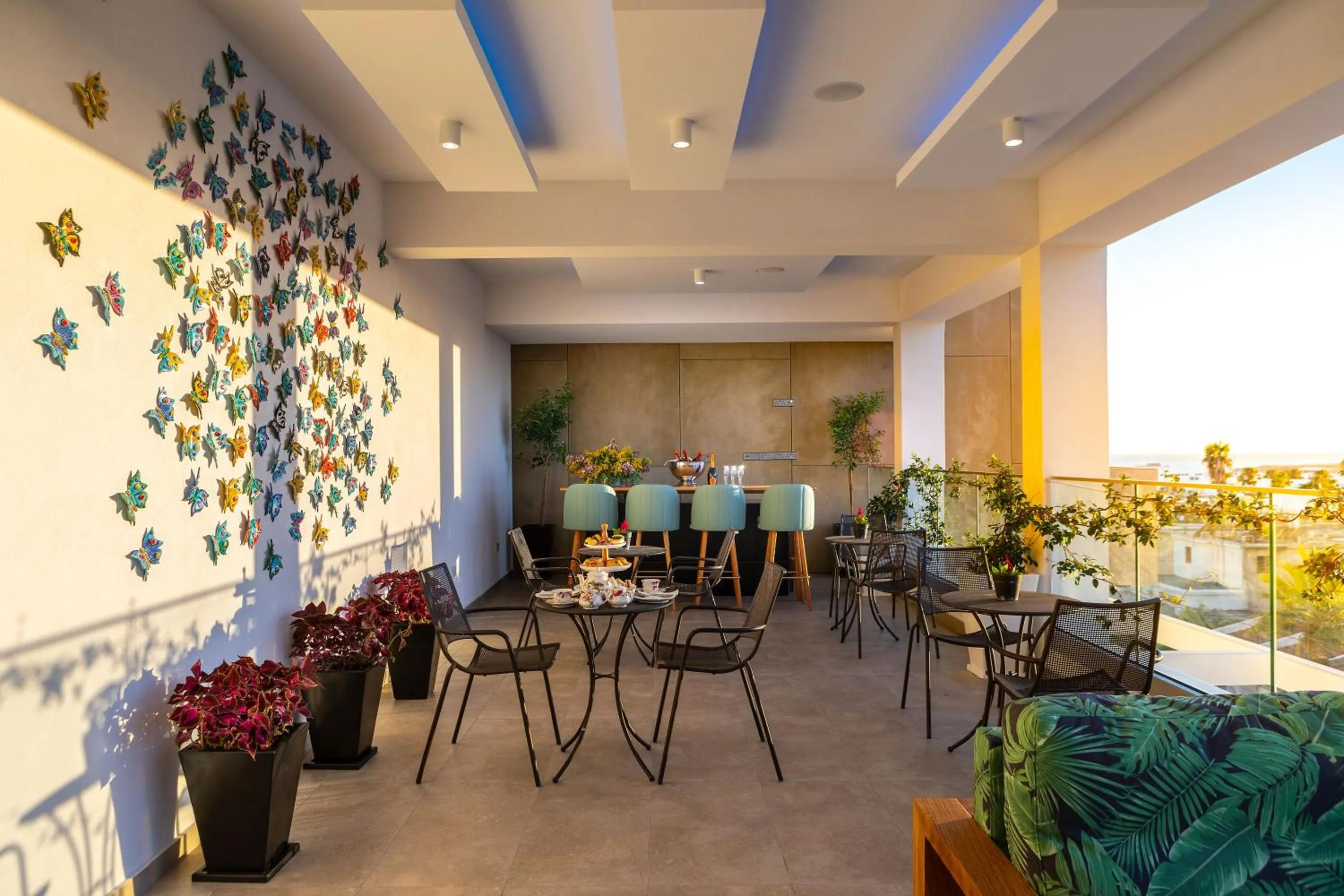 Lounge or bar in Anemi Hotel & Suites