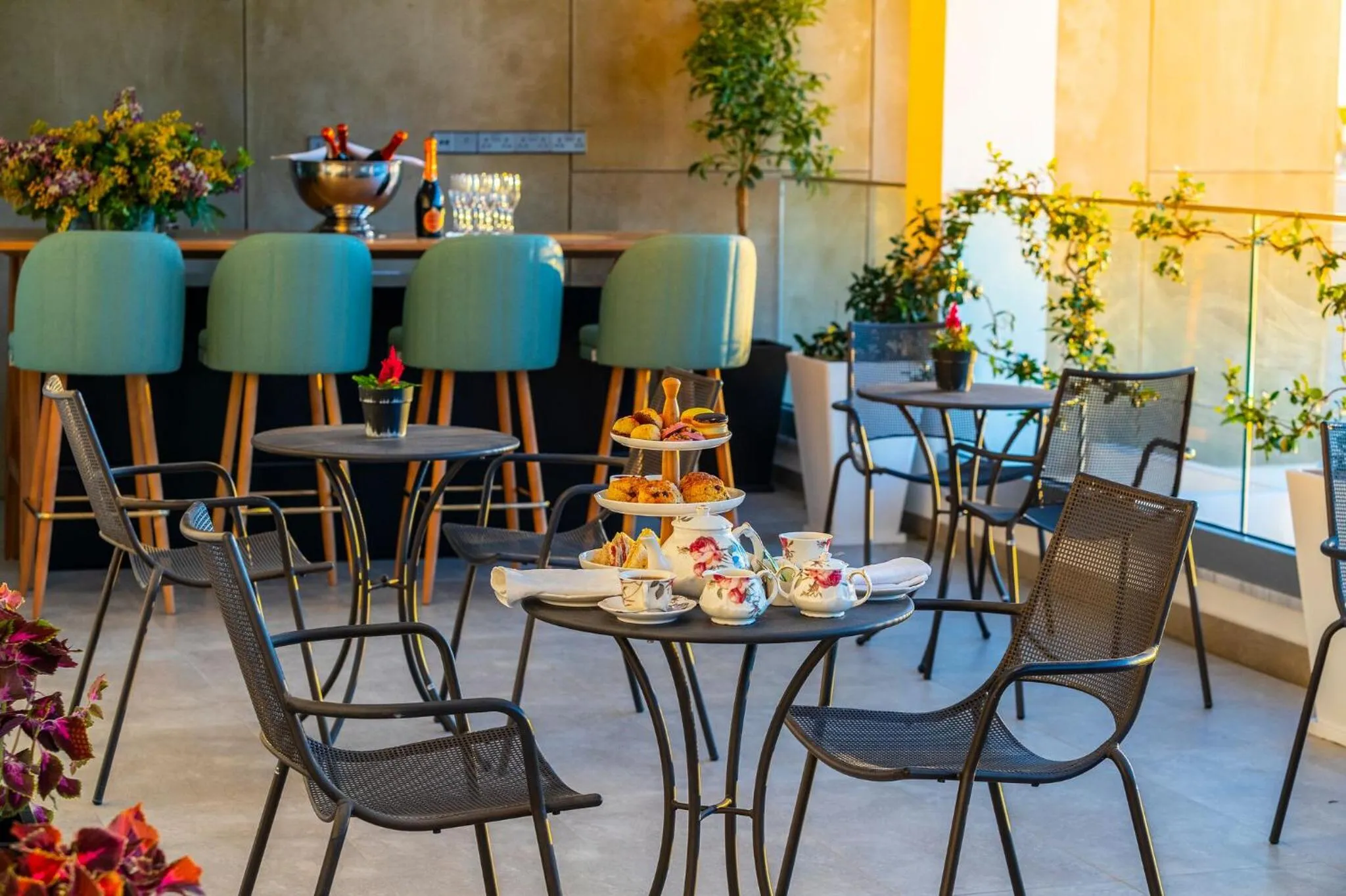 Lounge or bar in Anemi Hotel & Suites