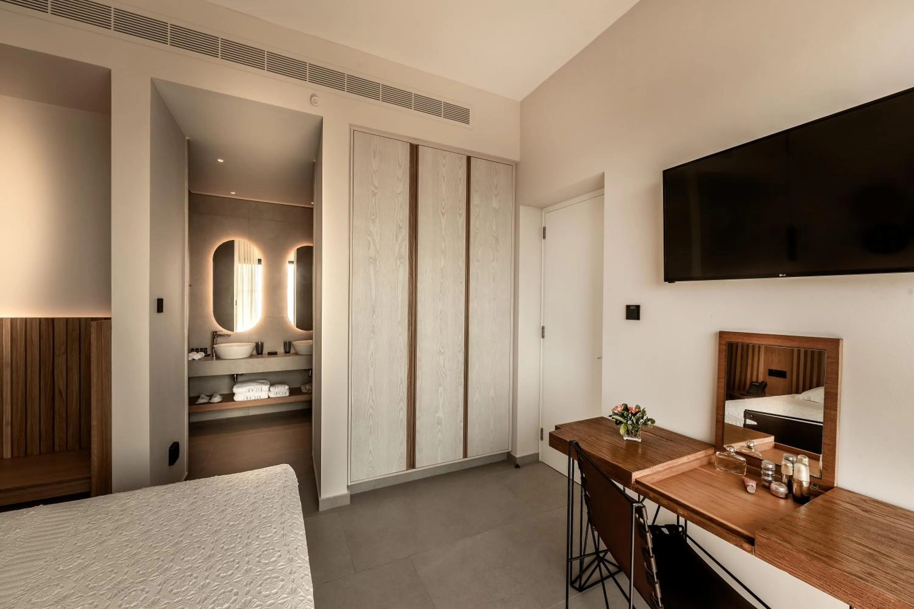 TV and multimedia in Anemi Hotel & Suites