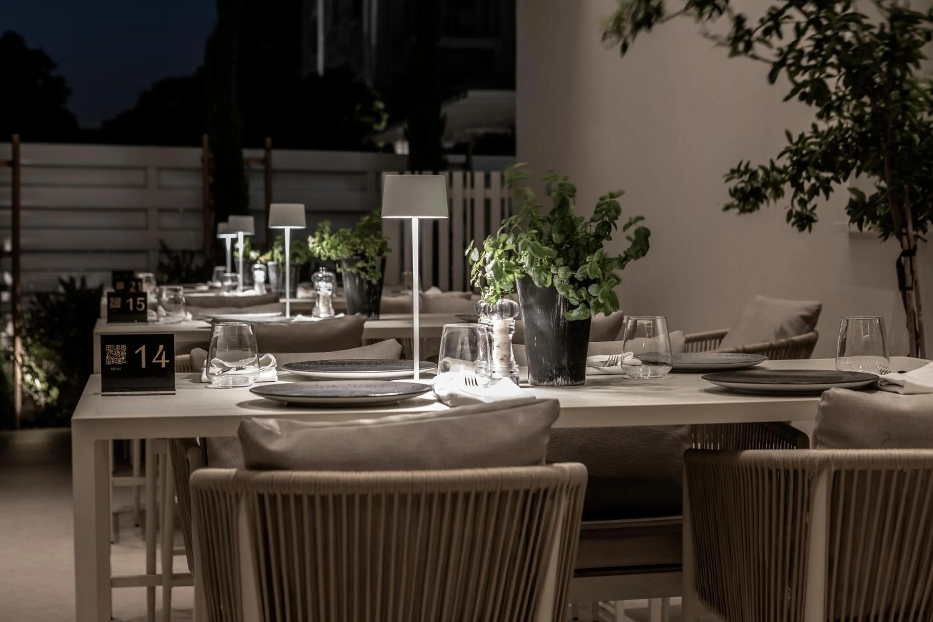 Restaurant/places to eat in Anemi Hotel & Suites