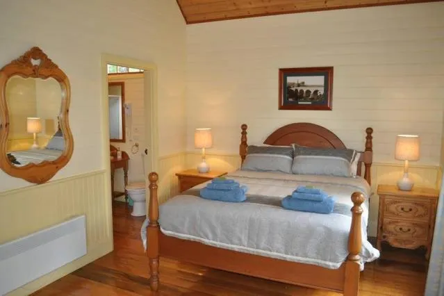 Bedroom, Bed in The Mill House Cottage