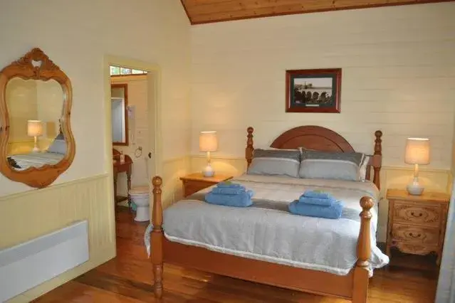 Deluxe Queen Room in The Mill House Cottage Deluxe Queen Room in The Mill House Cottage