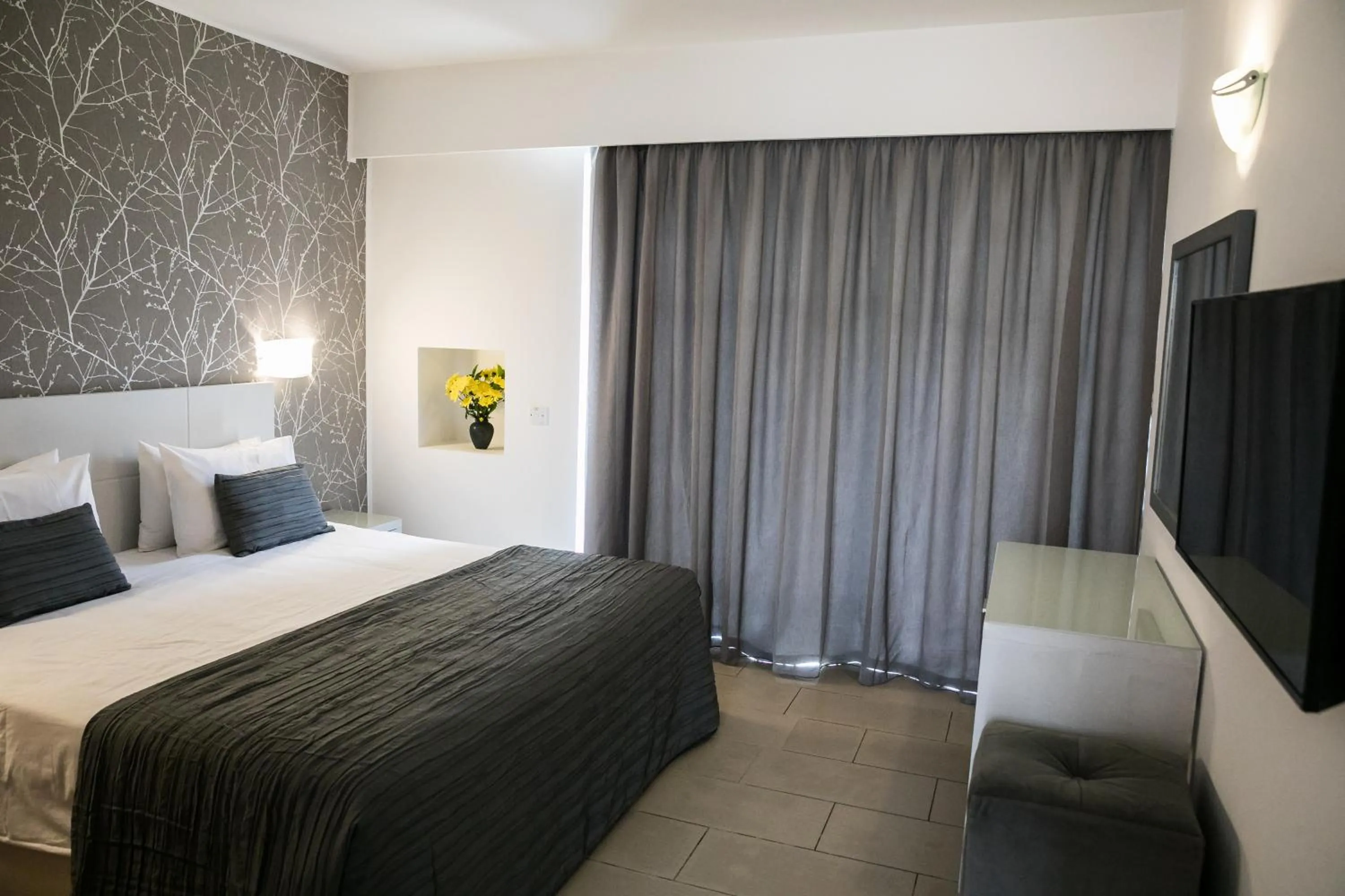 Bedroom, Bed in Theo Sunset Bay Hotel