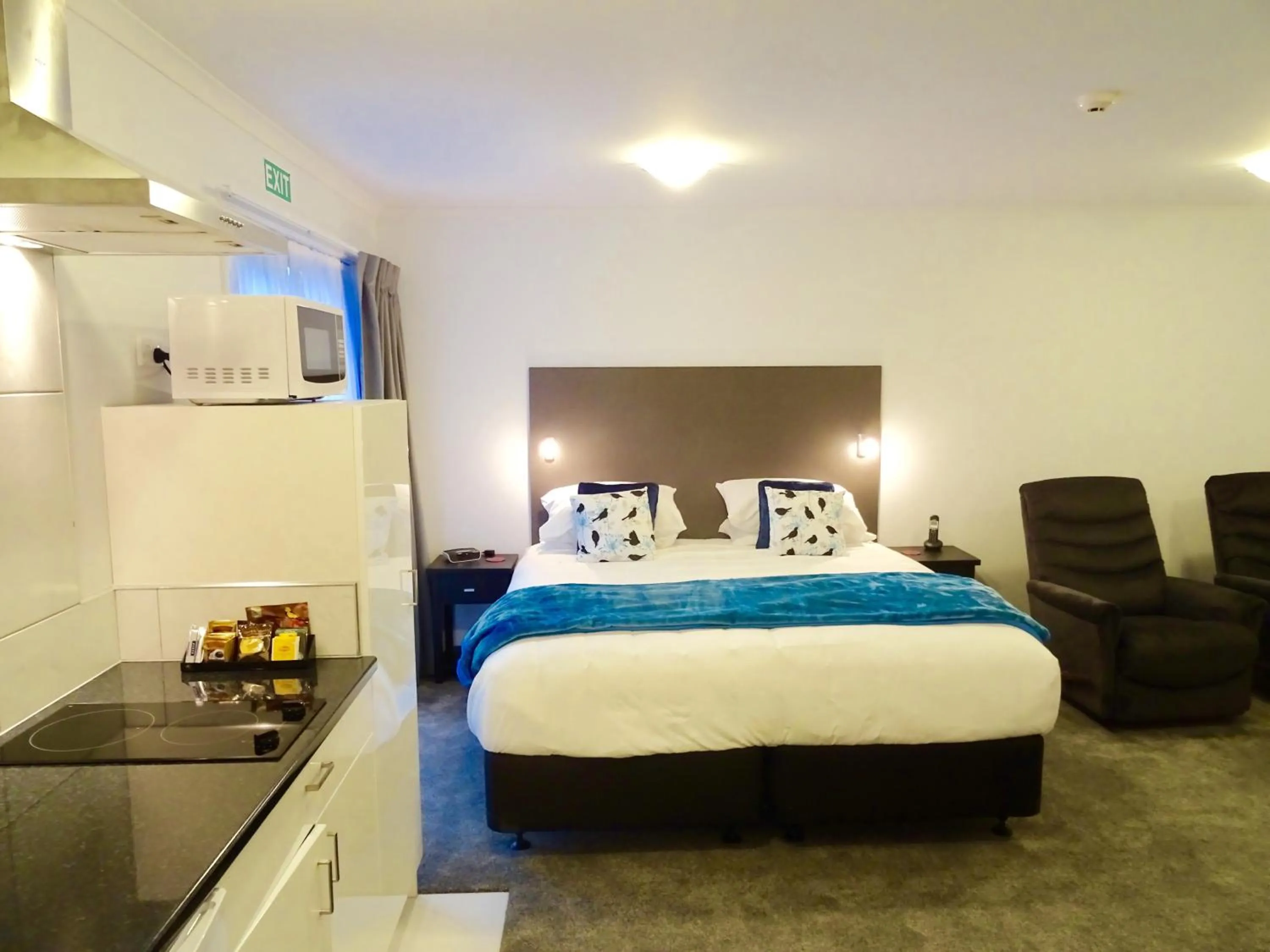 Photo of the whole room, Bed in BKs Premier Motel Hamilton