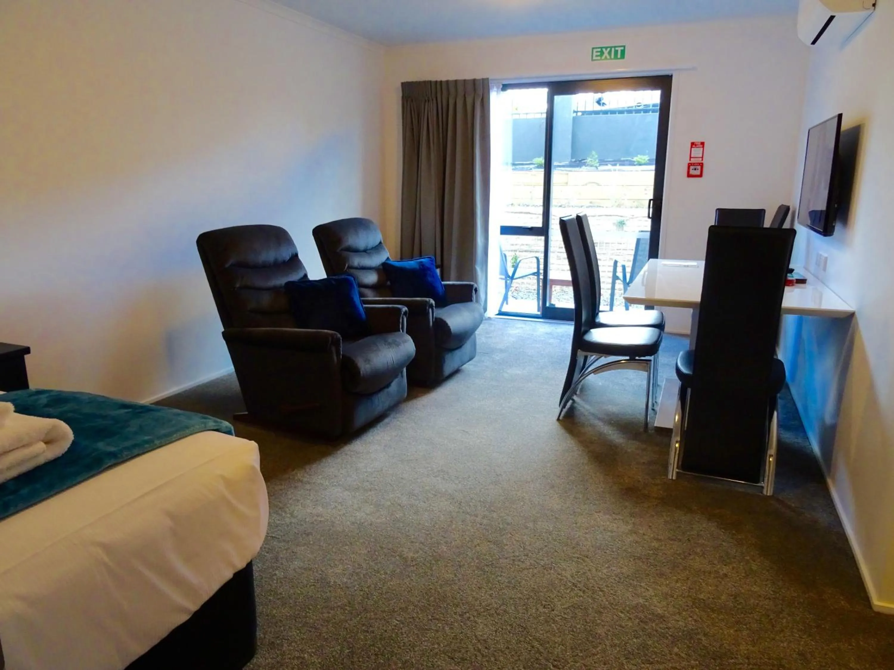 Day, Bed in BKs Premier Motel Hamilton