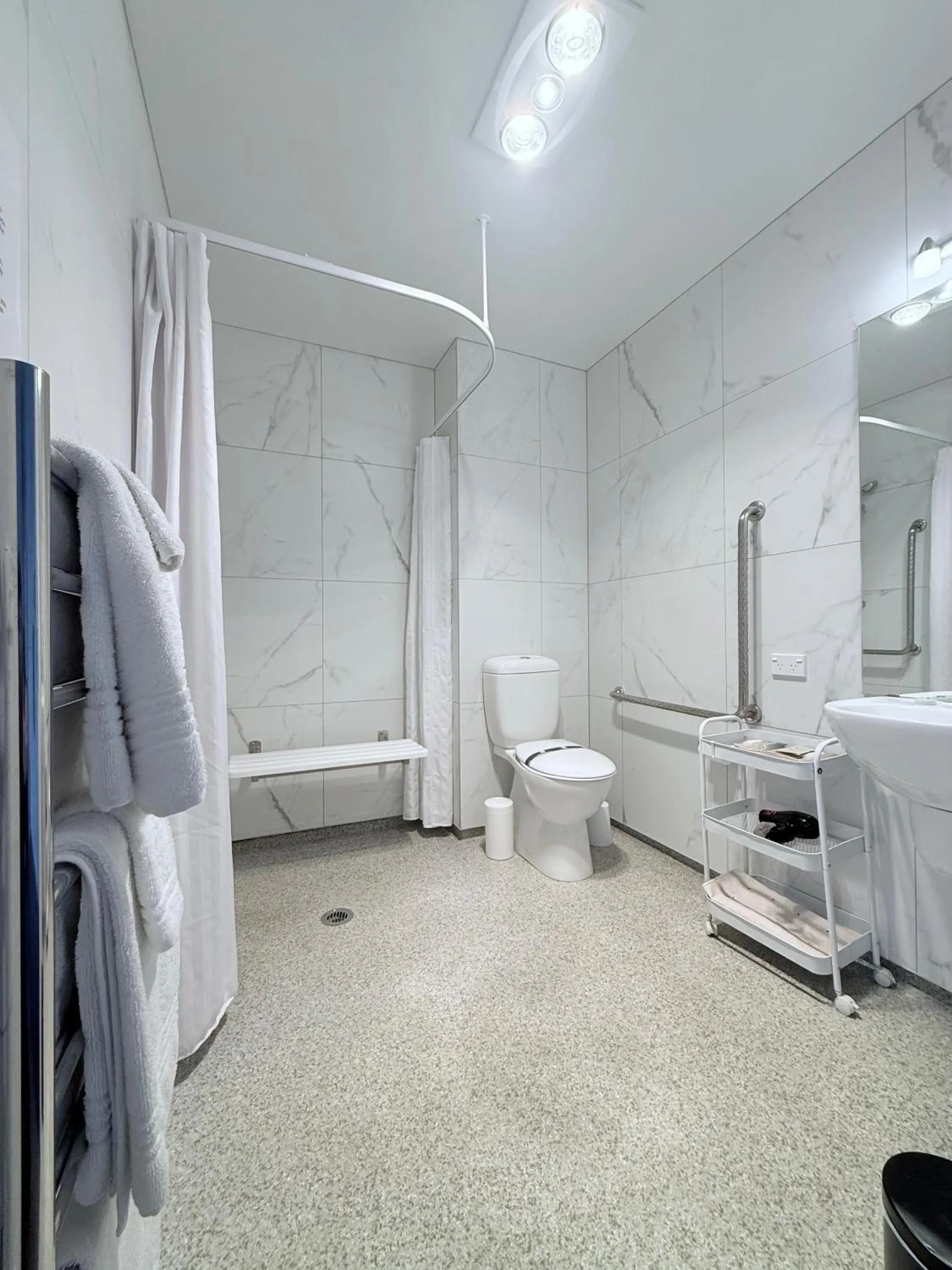 Shower in BKs Premier Motel Hamilton