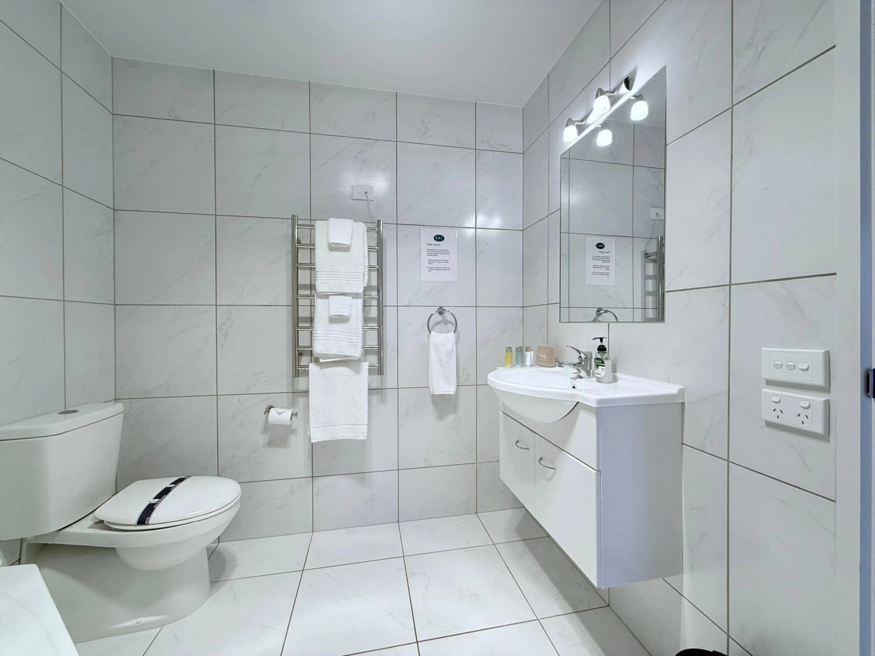 Toilet in BKs Premier Motel Hamilton