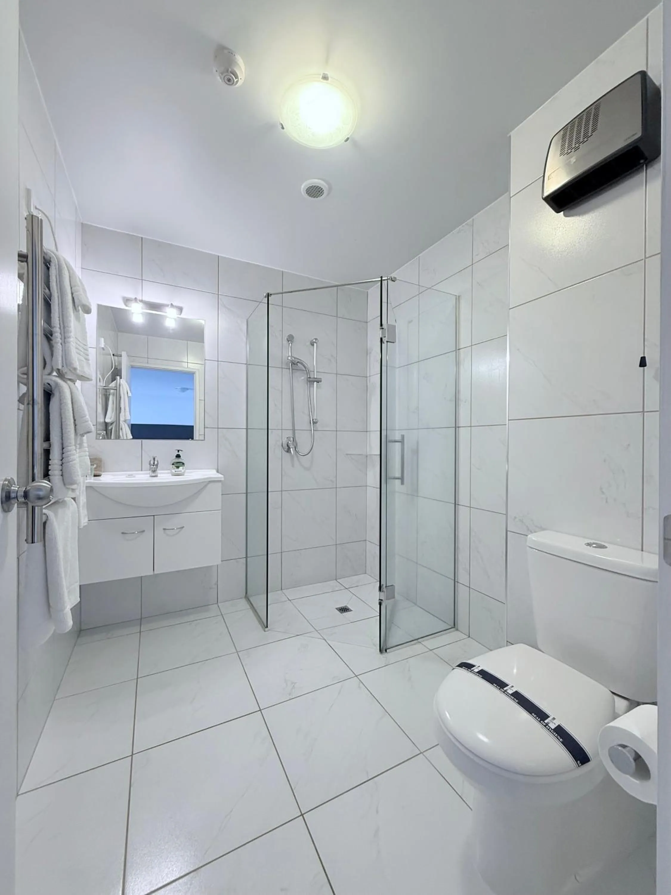 Shower in BKs Premier Motel Hamilton