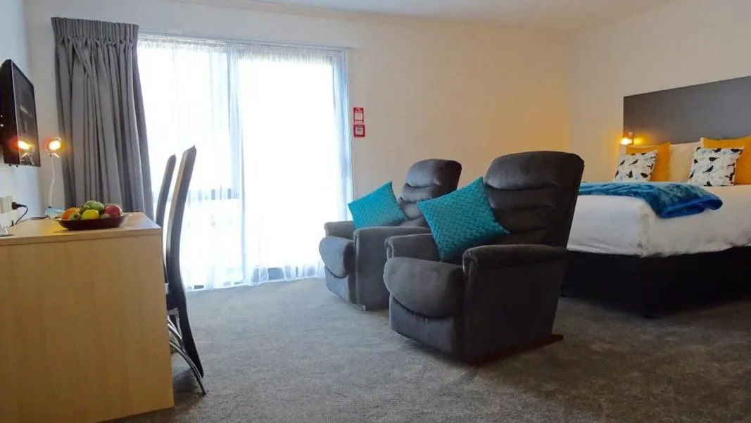 Living room, Bed in BKs Premier Motel Hamilton