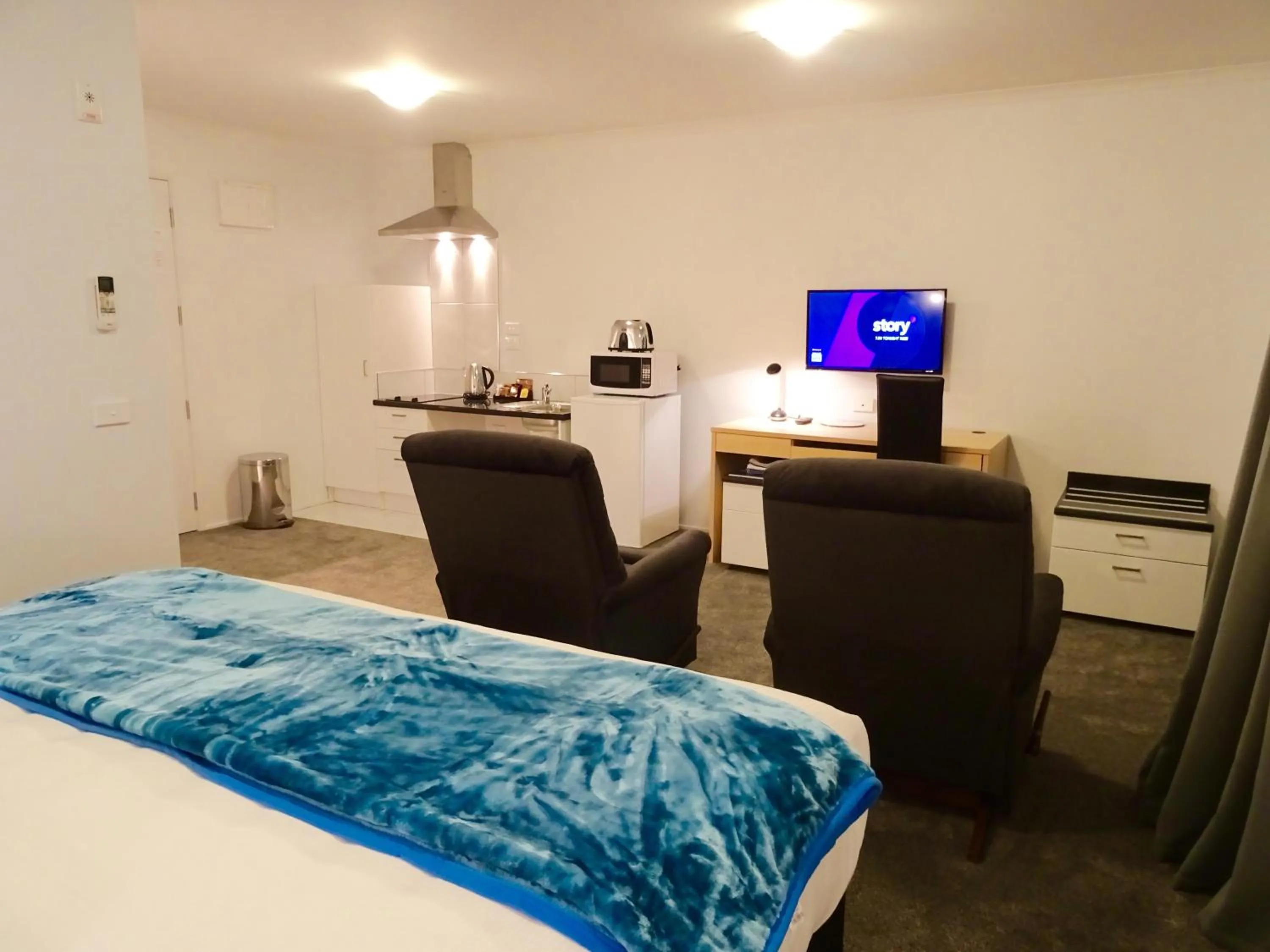 Decorative detail, Bed in BKs Premier Motel Hamilton