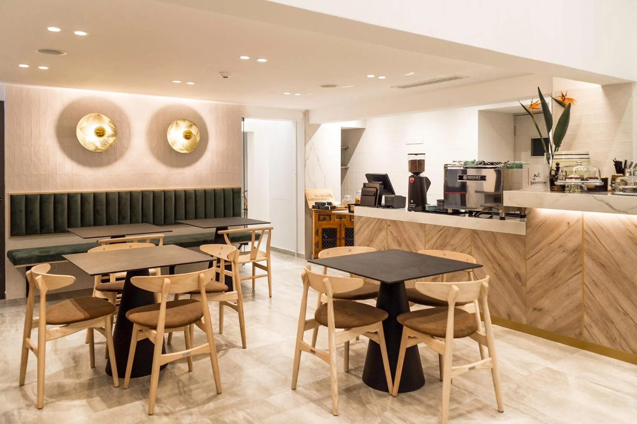 Restaurant/places to eat in Roseum Boutique Hotel