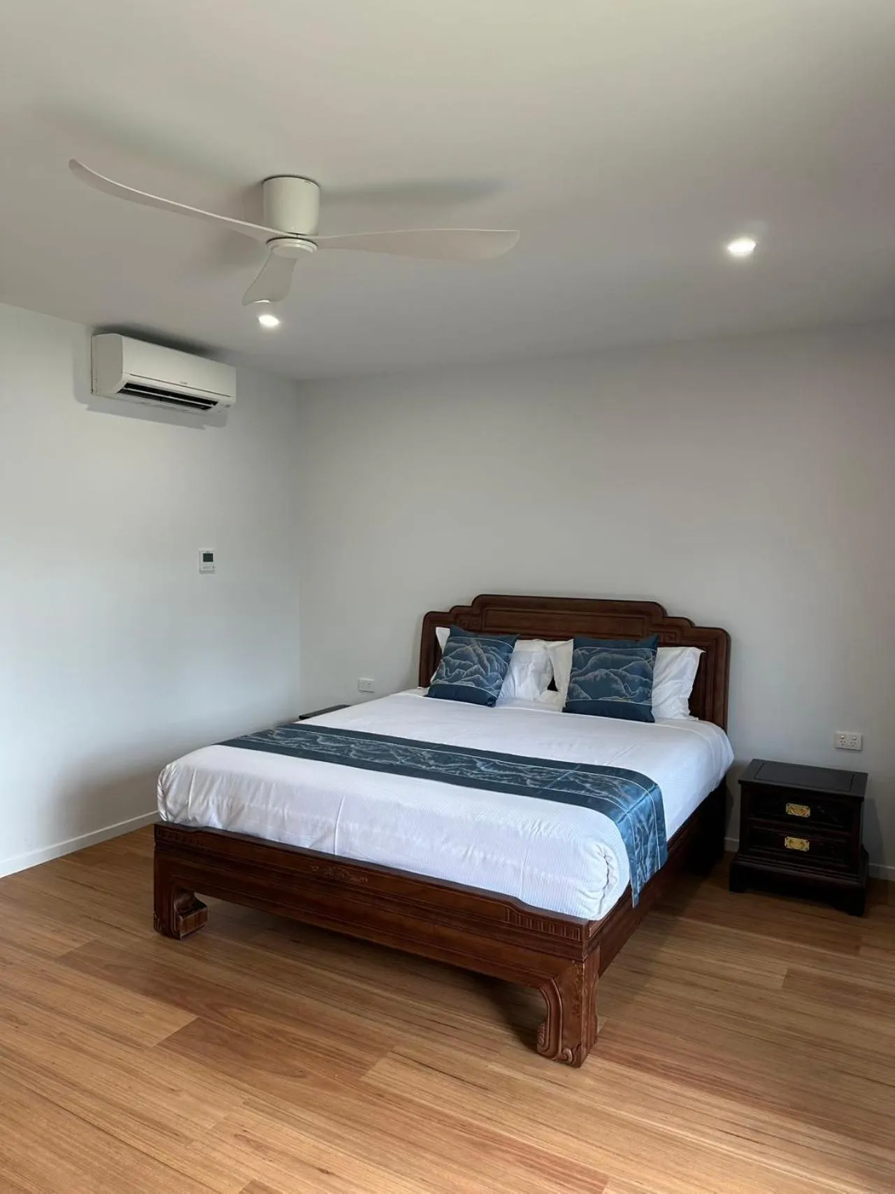 Bed in Oxley Motor Inn