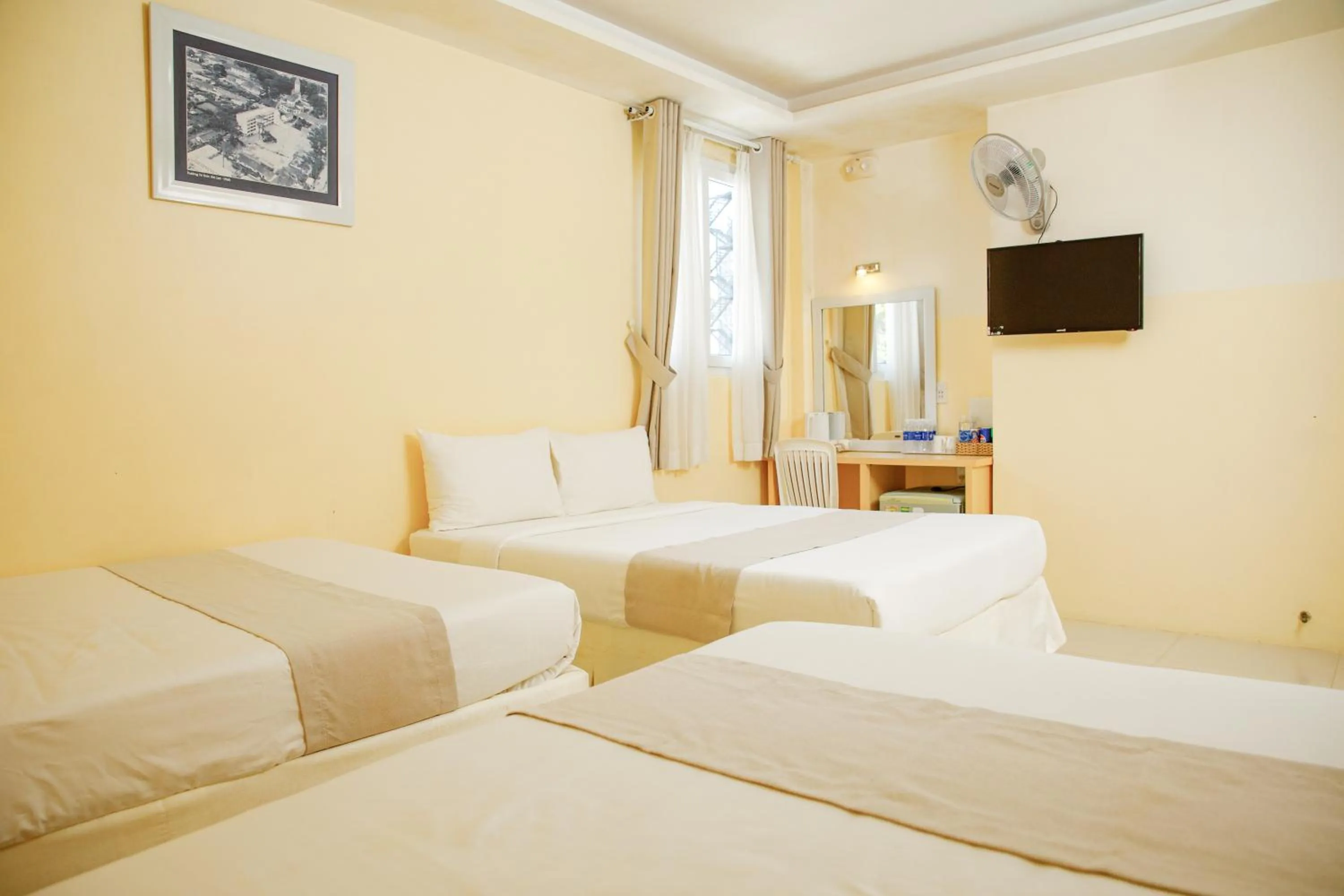 Communal lounge/ TV room, Bed in Ngoc Nguyen Anh Hotel Da Lat