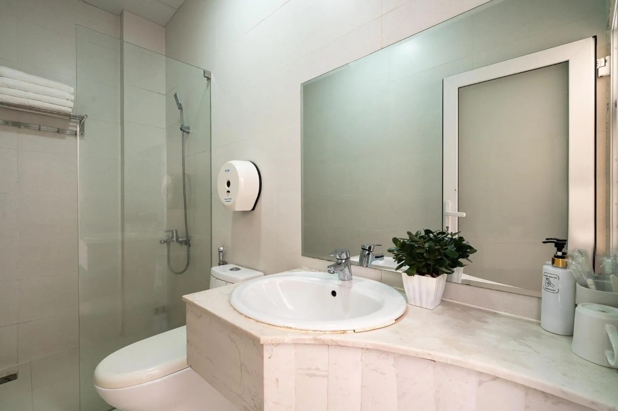 Shower in Ngoc Nguyen Anh Hotel Da Lat