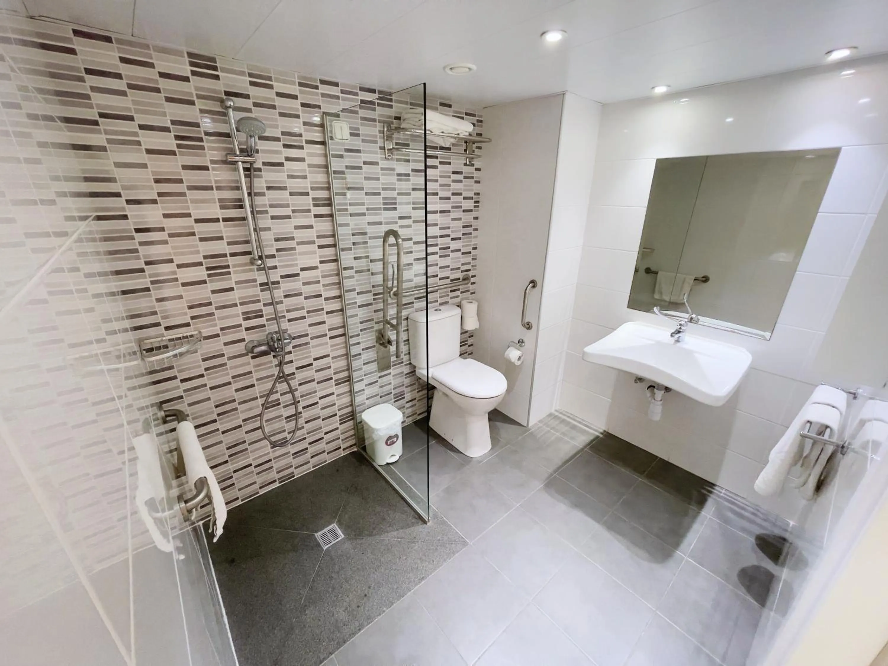 Shower in Kapetanios Bay Hotel Protaras