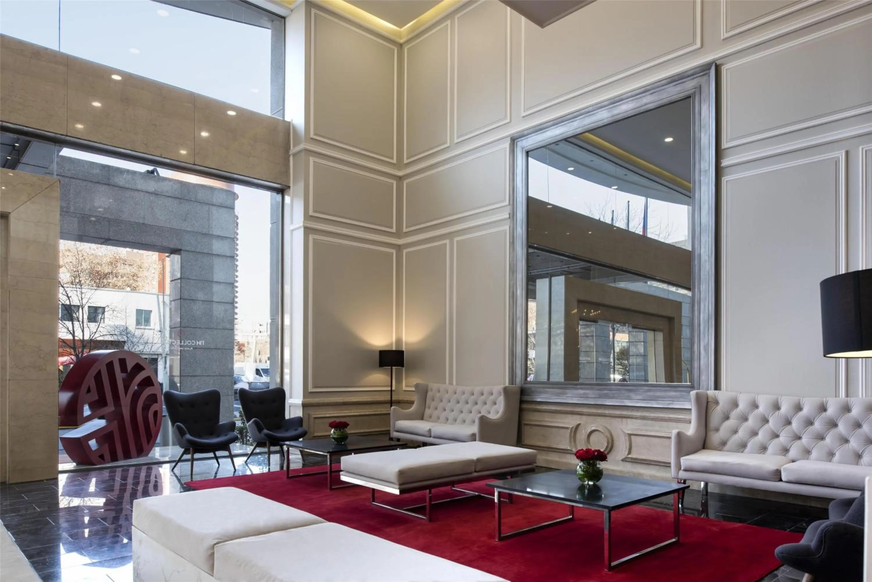 Lobby or reception in NH Collection Plaza Santiago