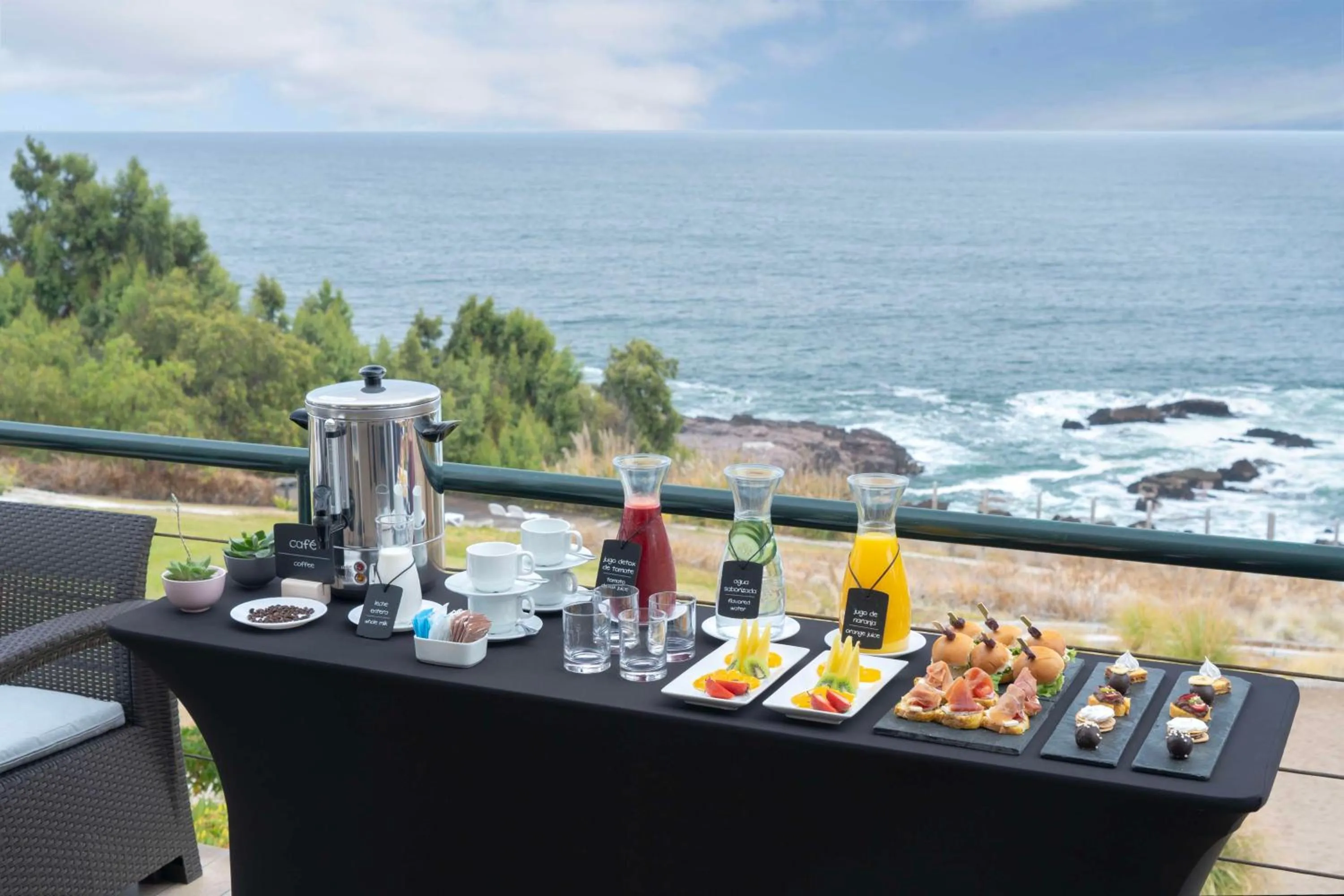 Lounge or bar in NH Iquique Costa