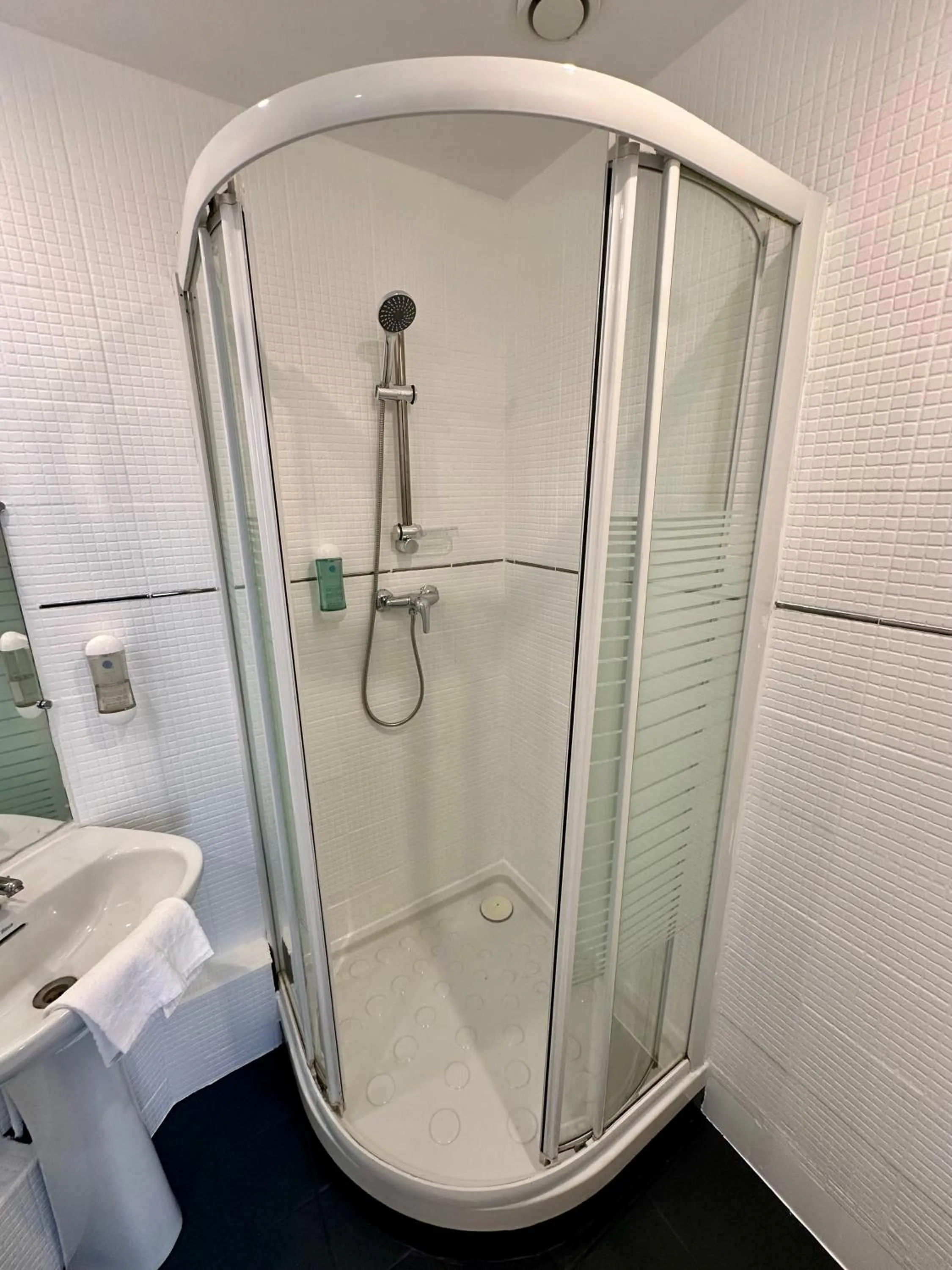 Shower in Hotel Victor Hugo