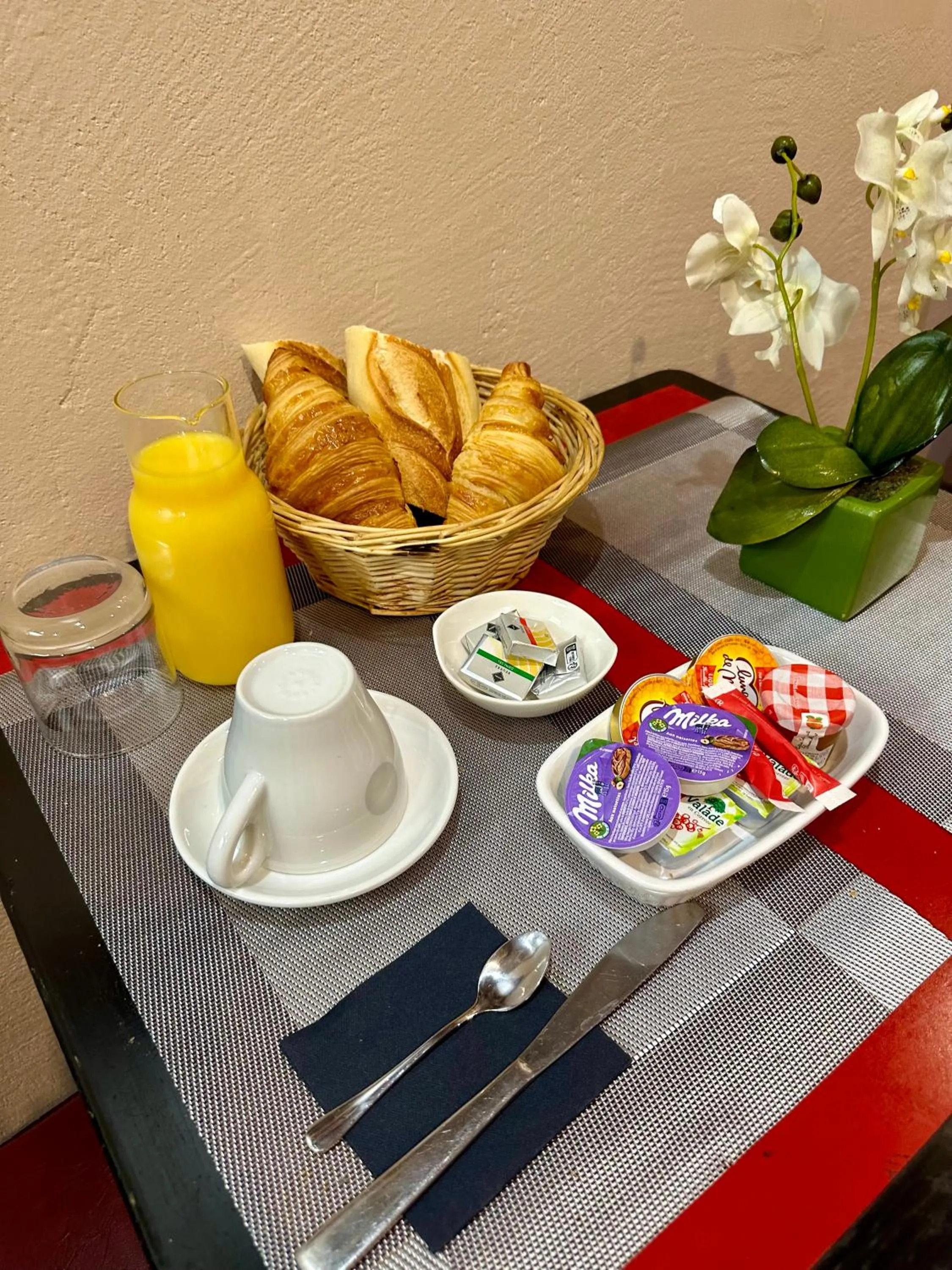 Food and drinks in Hotel Victor Hugo