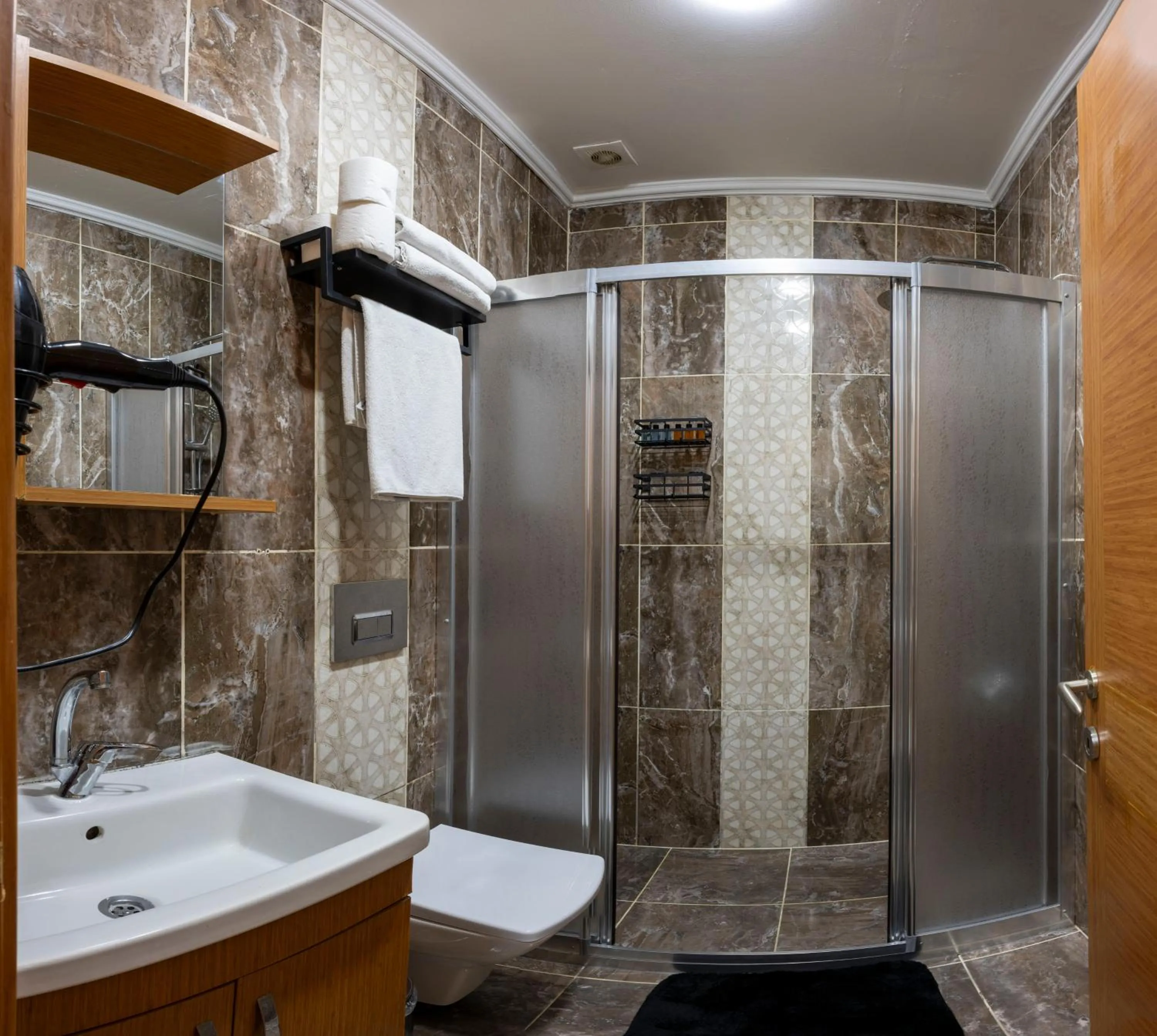 Shower in Marida Suit - Istanbul Taksim