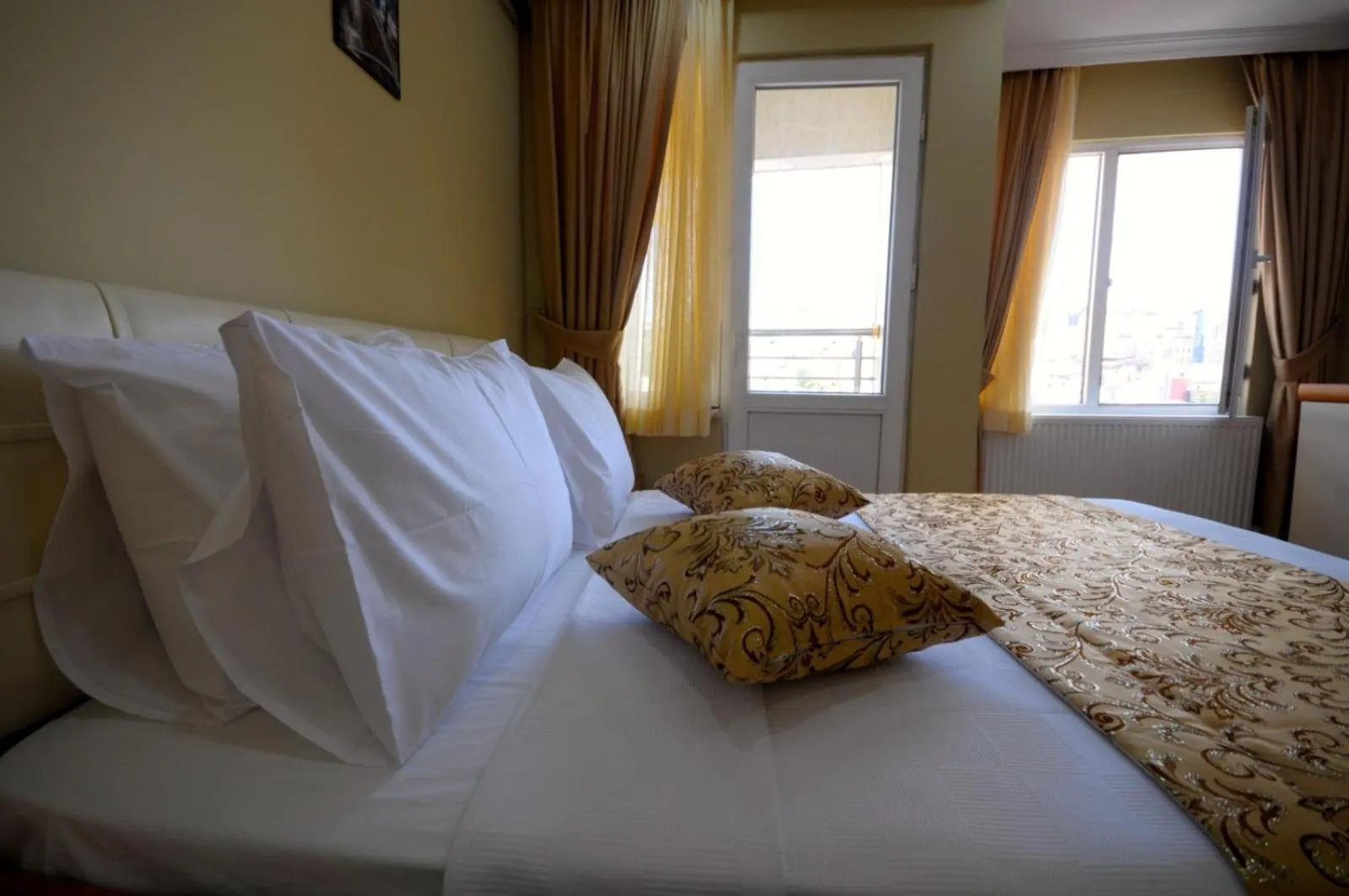 Bed in Marida Suit - Istanbul Taksim