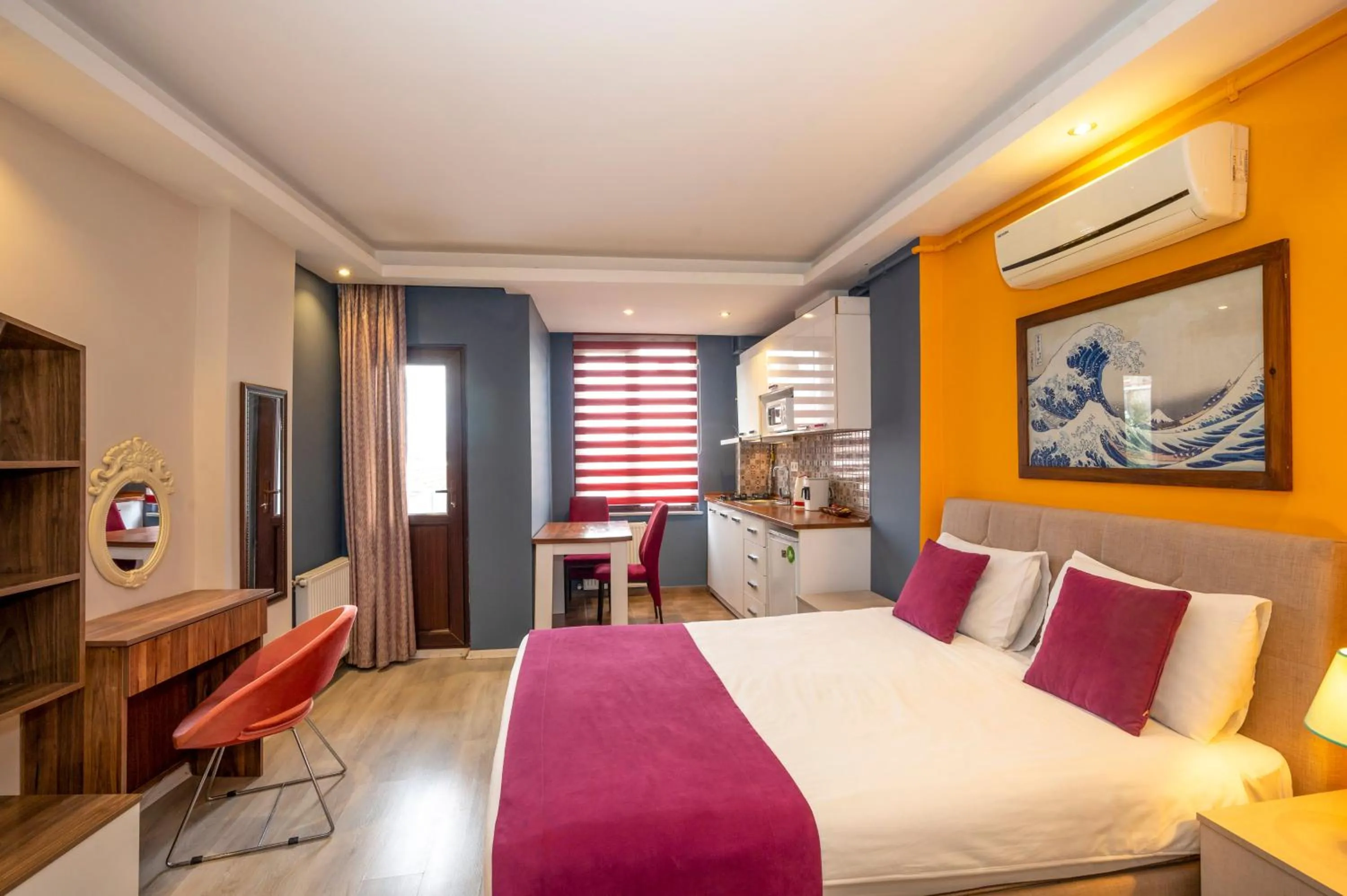 Photo of the whole room, Bed in Marida Suit - Istanbul Taksim