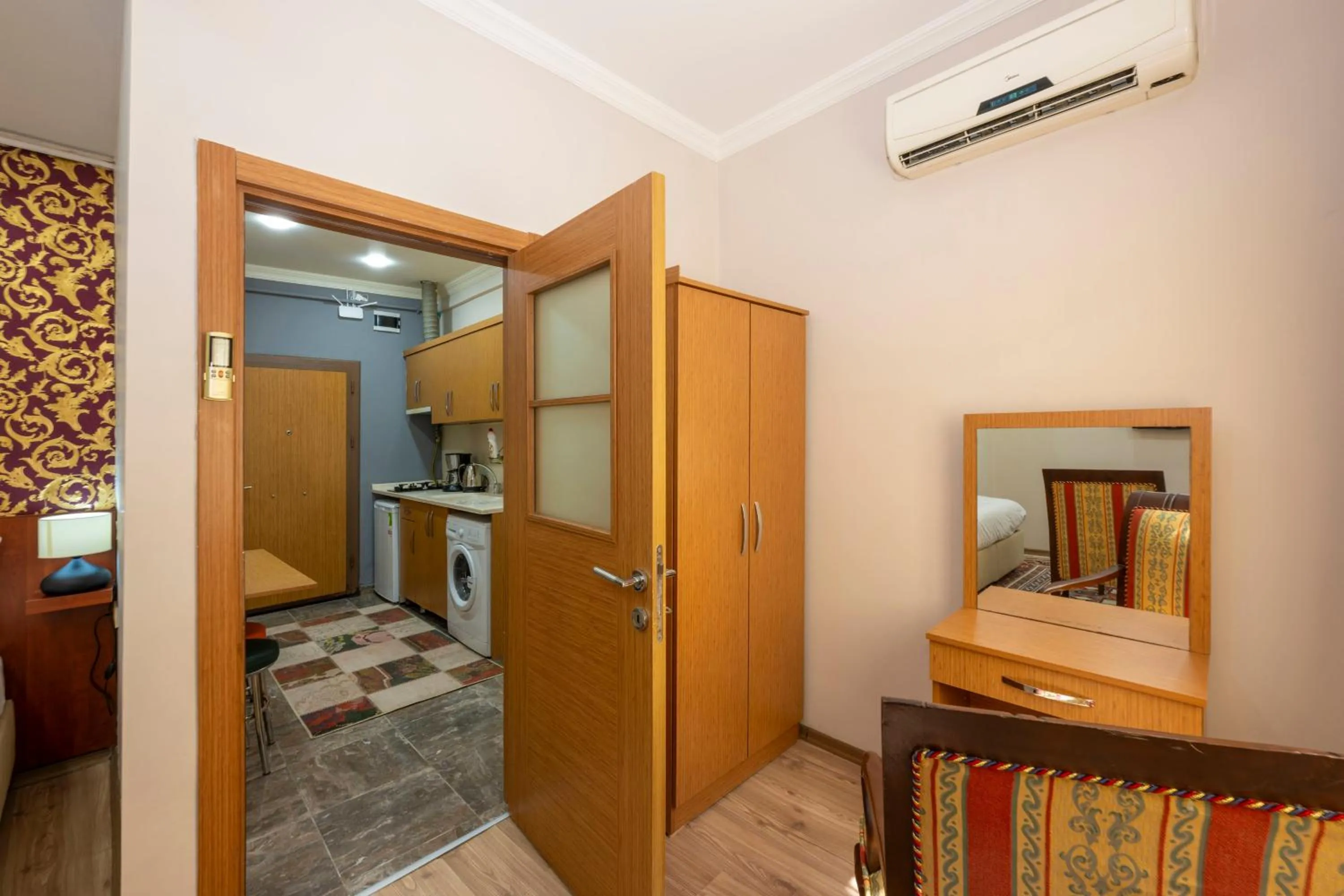 wardrobe in Marida Suit - Istanbul Taksim