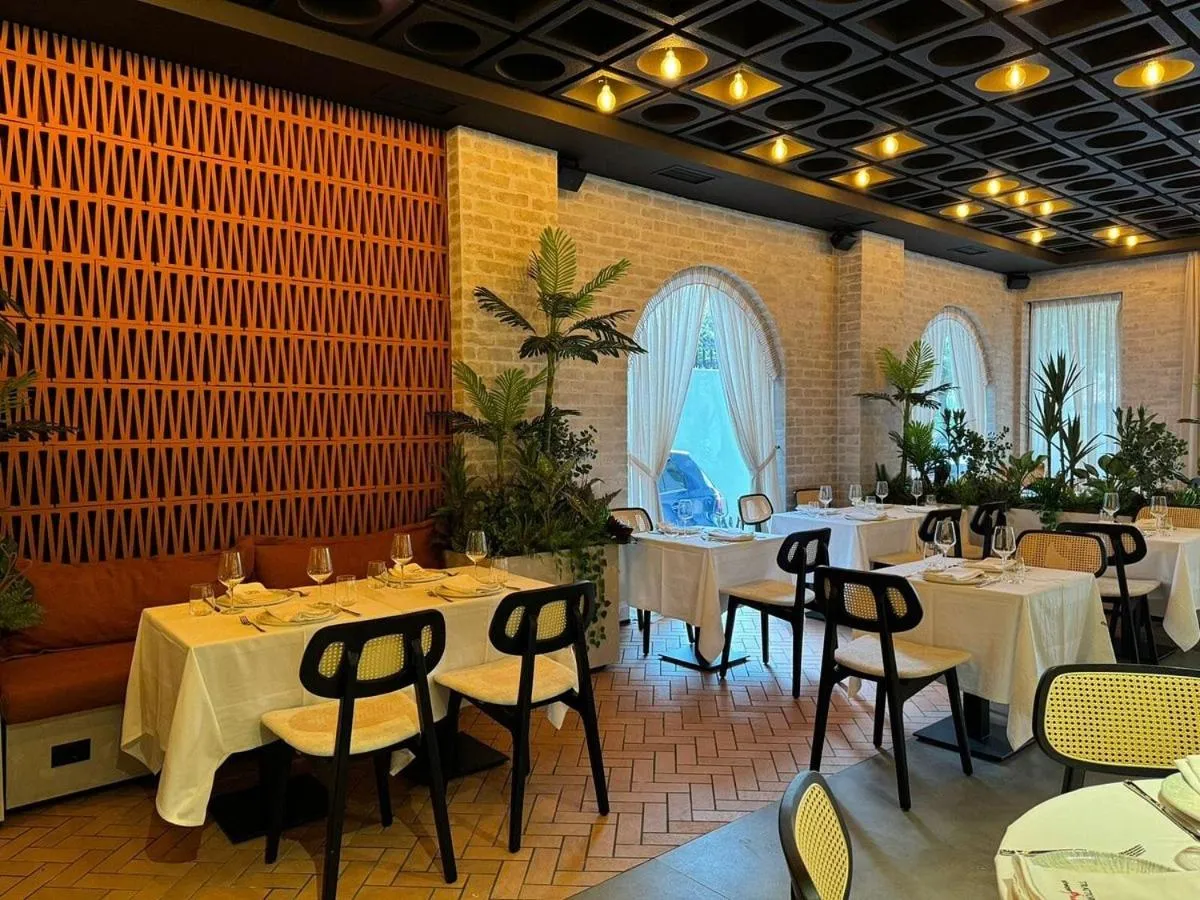 Restaurant/places to eat in Senator Hotel