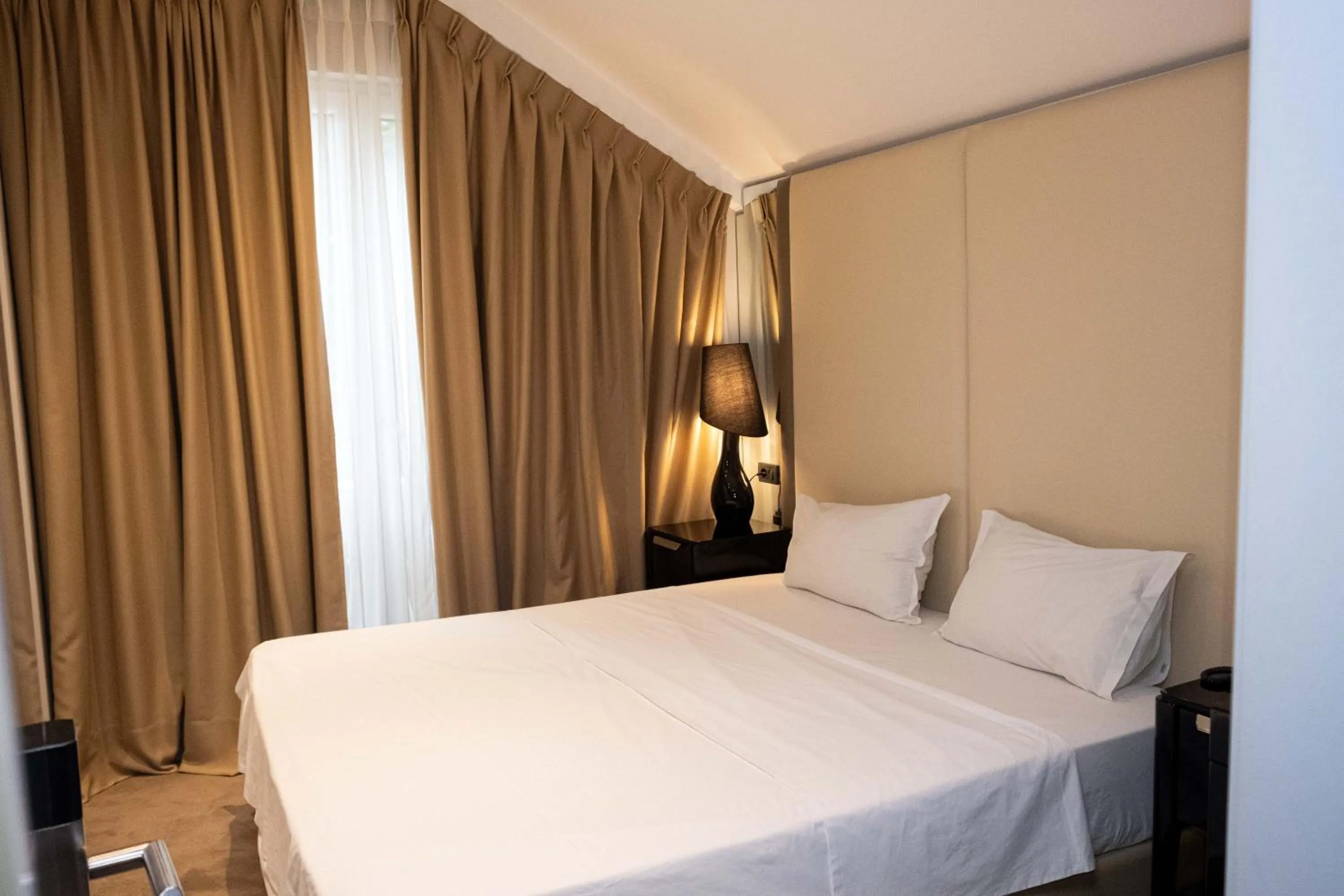 Bedroom, Bed in Senator Hotel