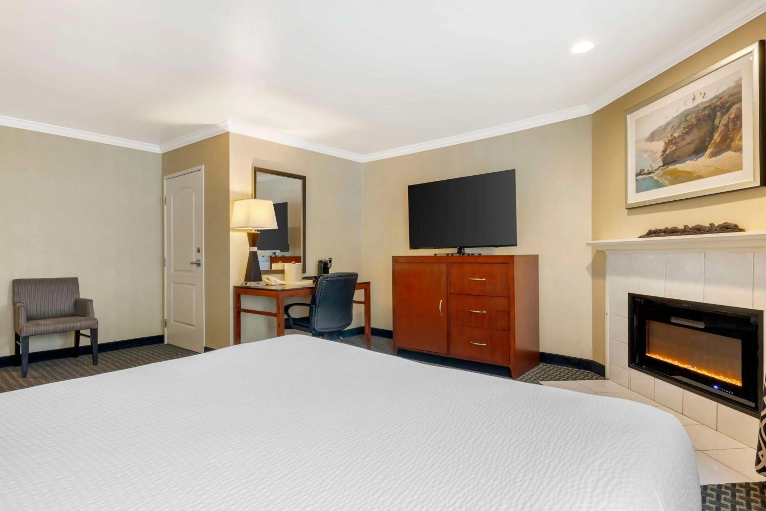 Bedroom, Bed in Best Western Plus Marina Shores Hotel