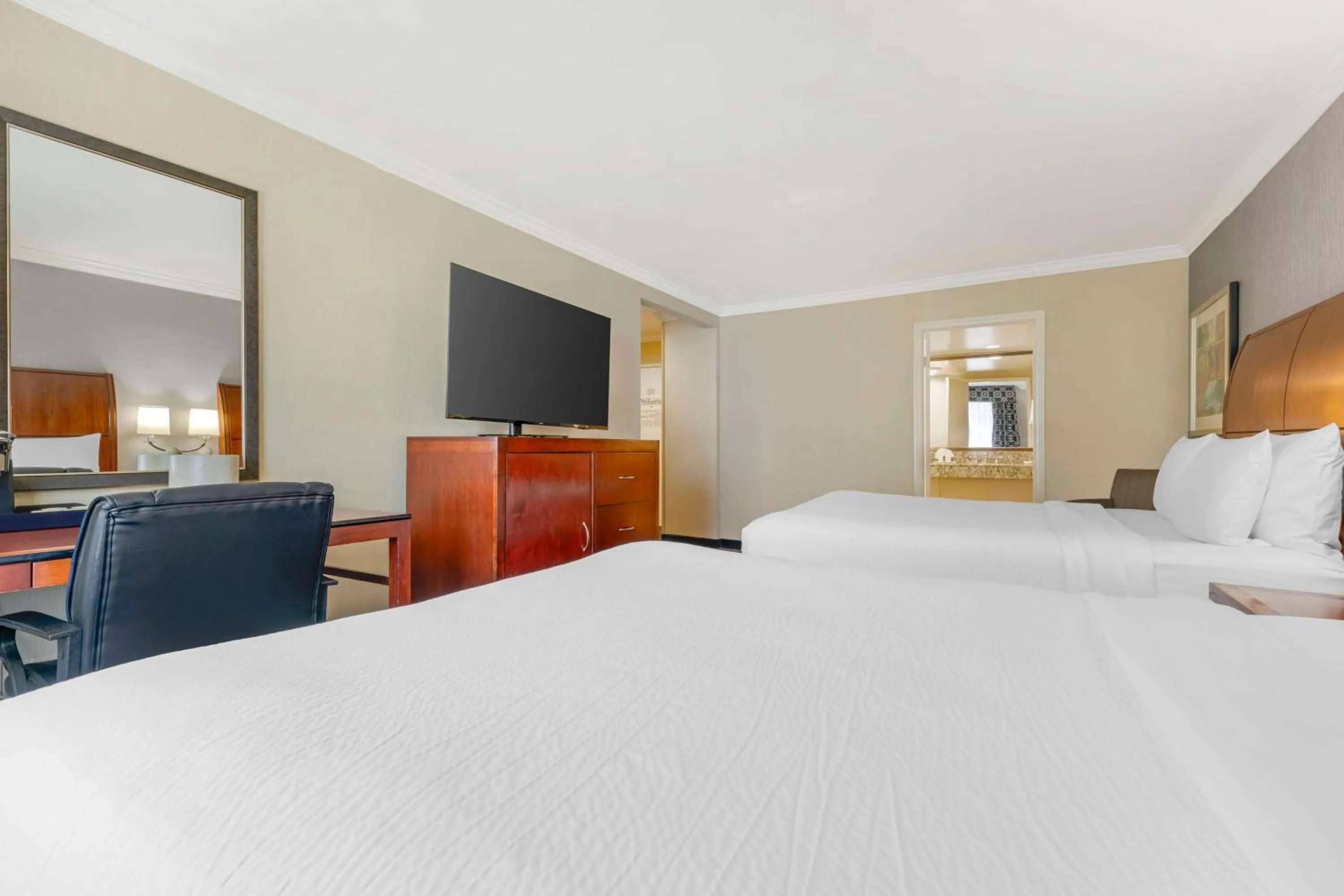 Bedroom, Bed in Best Western Plus Marina Shores Hotel