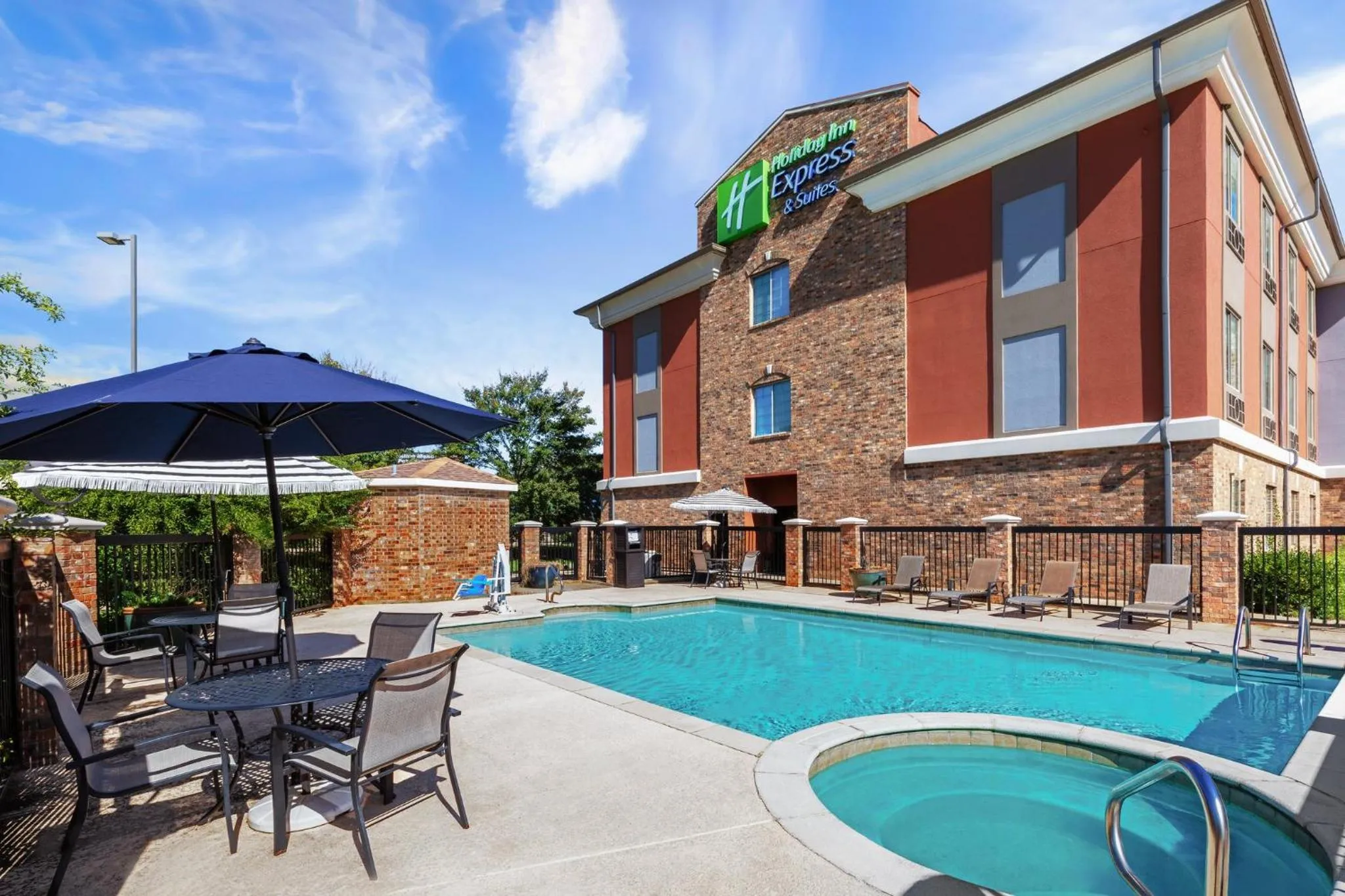 Swimming pool in Holiday Inn Express Hotel & Suites Henderson - Traffic Star by IHG