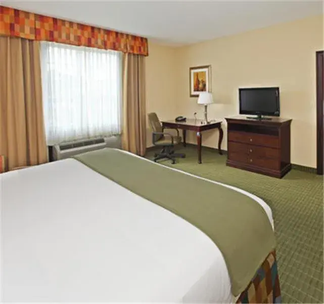 King Suite in Holiday Inn Express Hotel & Suites Henderson - Traffic Star by IHG King Suite in Holiday Inn Express Hotel & Suites Henderson - Traffic Star by IHG