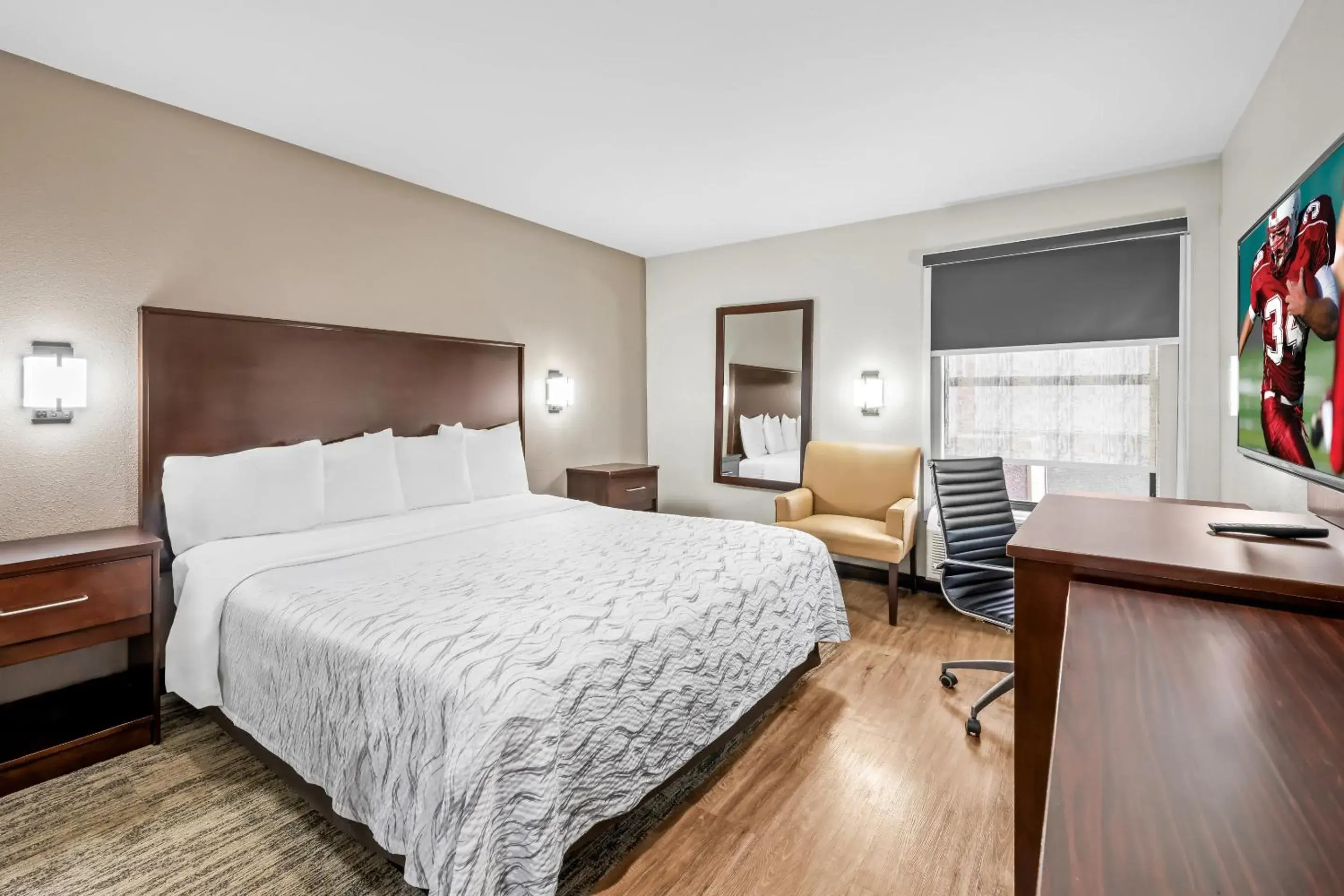 Deluxe King Room Disability Access Smoke Free in Red Roof PLUS Henderson Deluxe King Room Disability Access Smoke Free in Red Roof PLUS Henderson