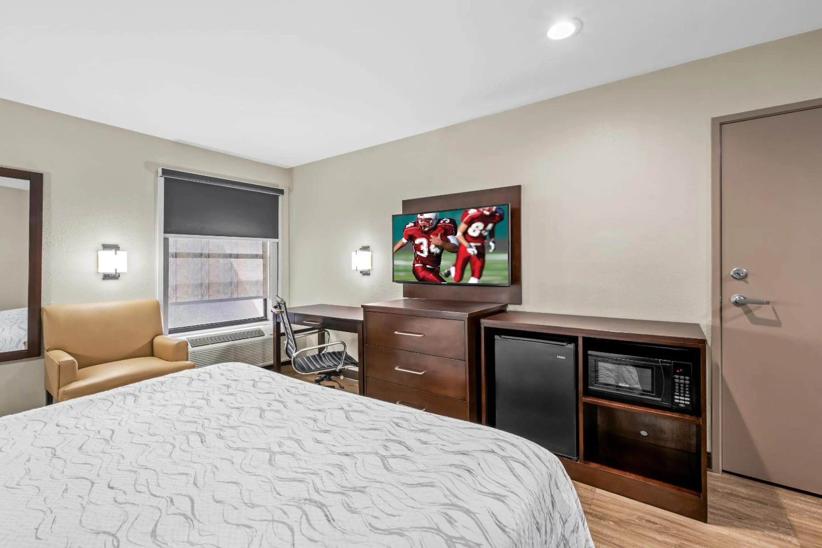 Photo of the whole room, Bed in Red Roof PLUS Henderson