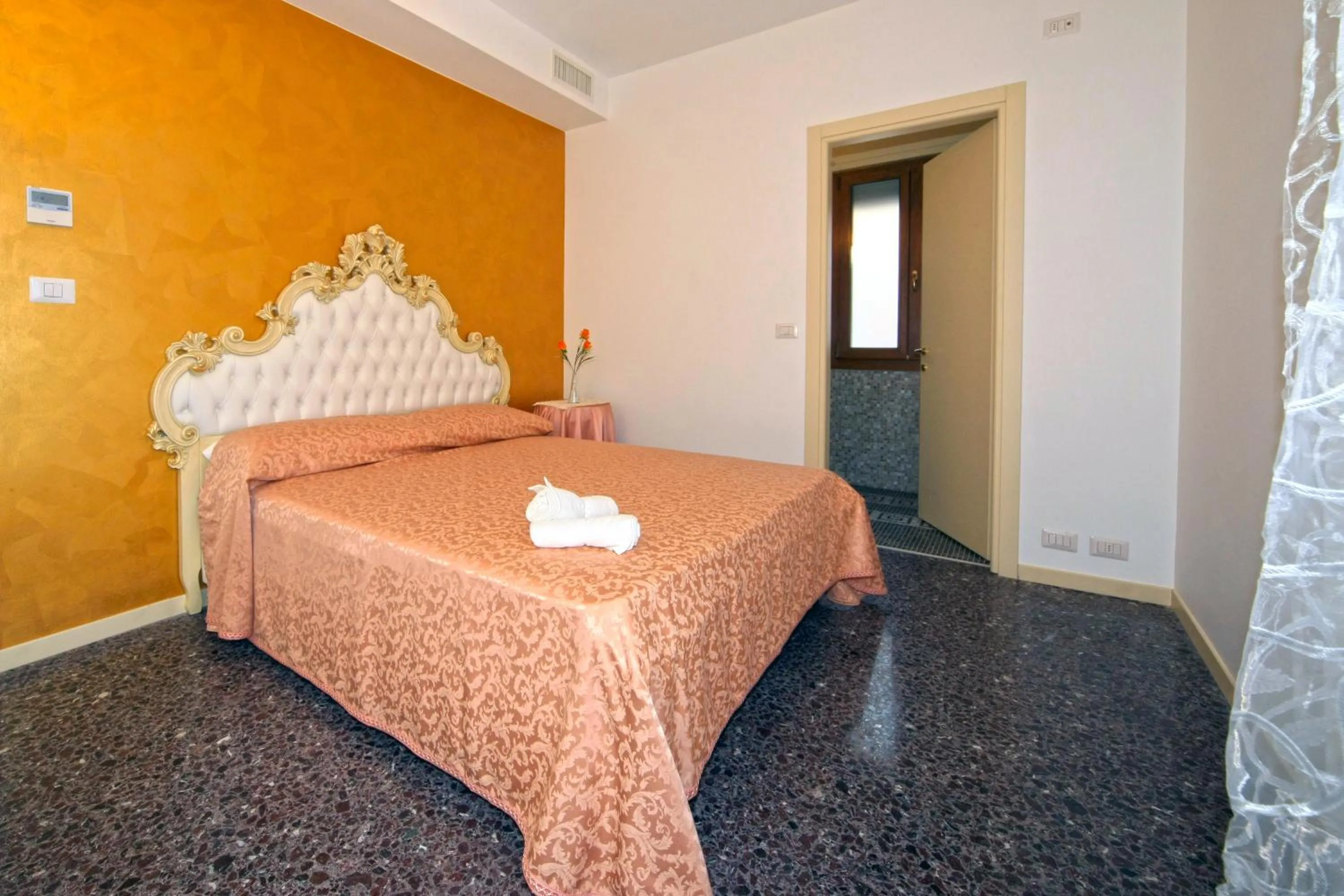 Photo of the whole room, Bed in B&B Rialto Dream