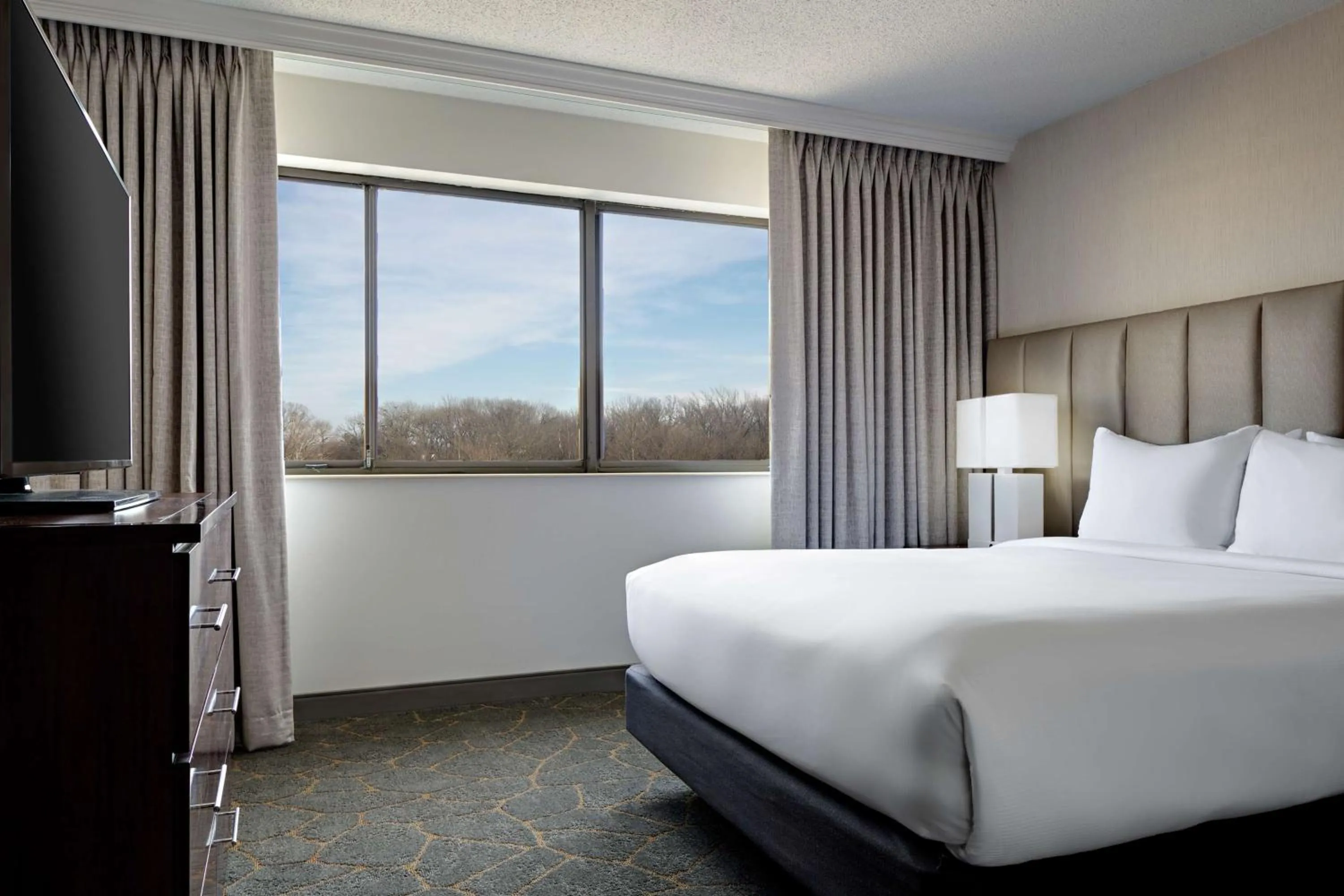 Bedroom, Bed in DoubleTree by Hilton Fairfield Hotel & Suites