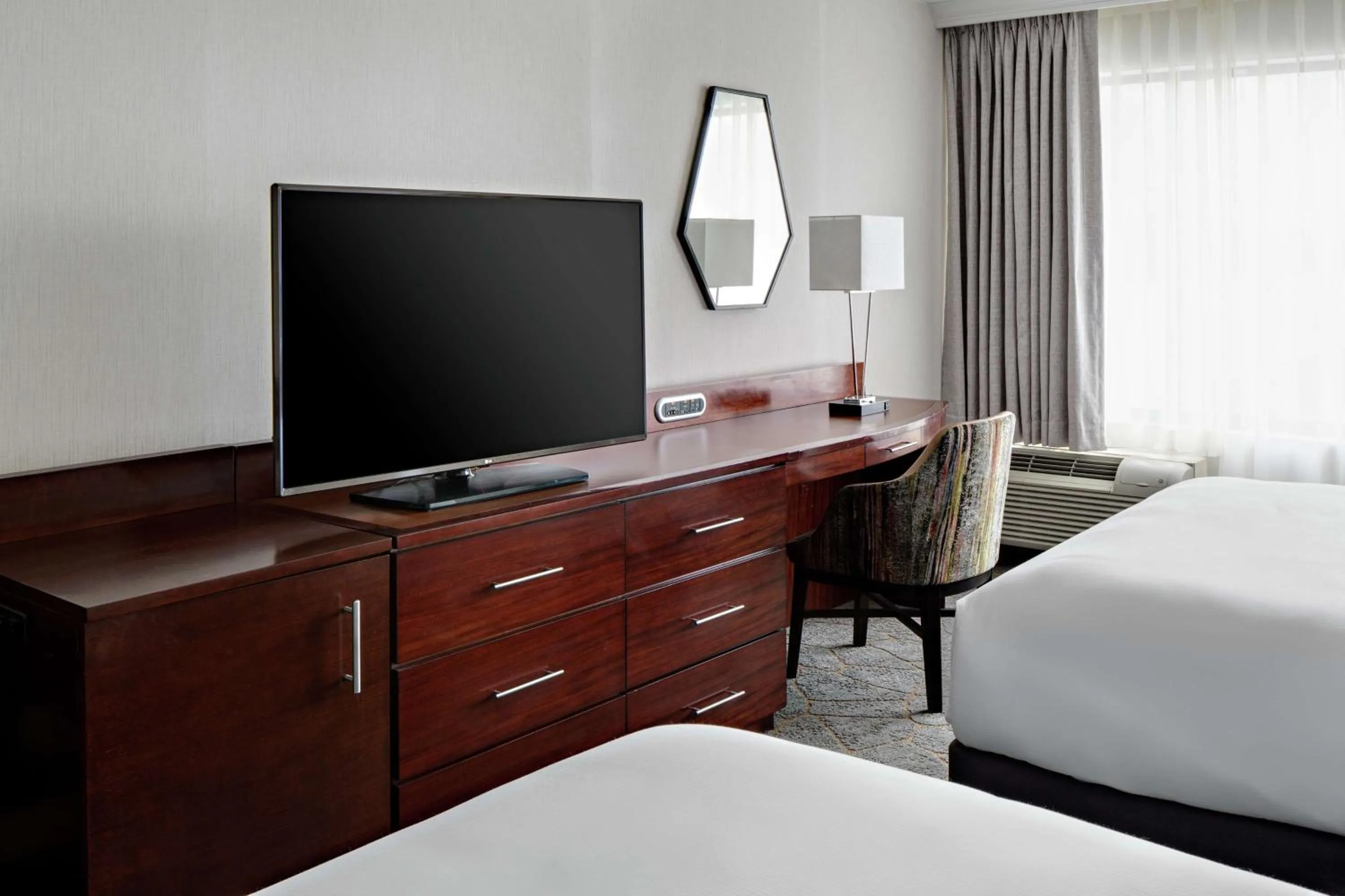 Bedroom, Bed in DoubleTree by Hilton Fairfield Hotel & Suites