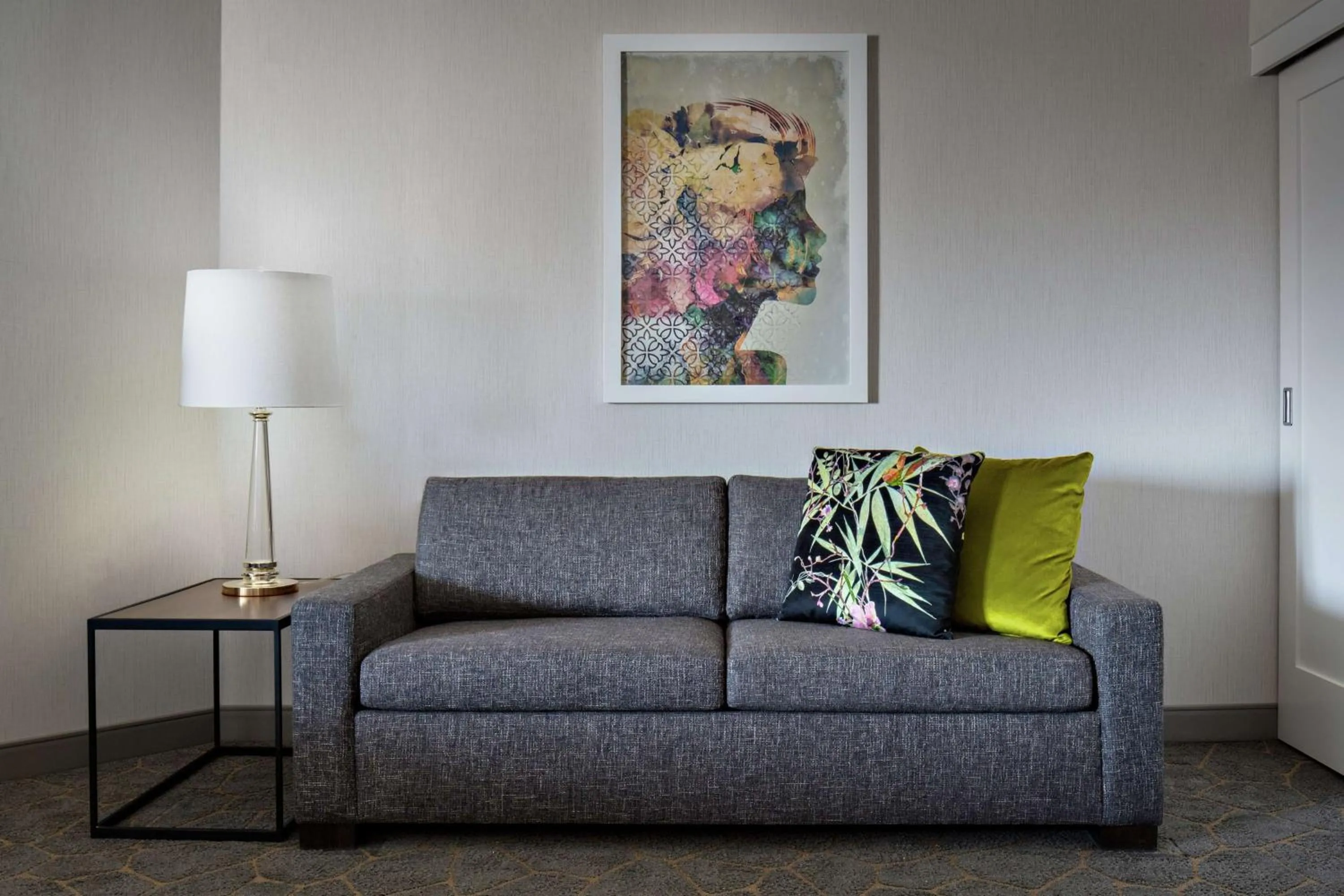 Living room in DoubleTree by Hilton Fairfield Hotel & Suites