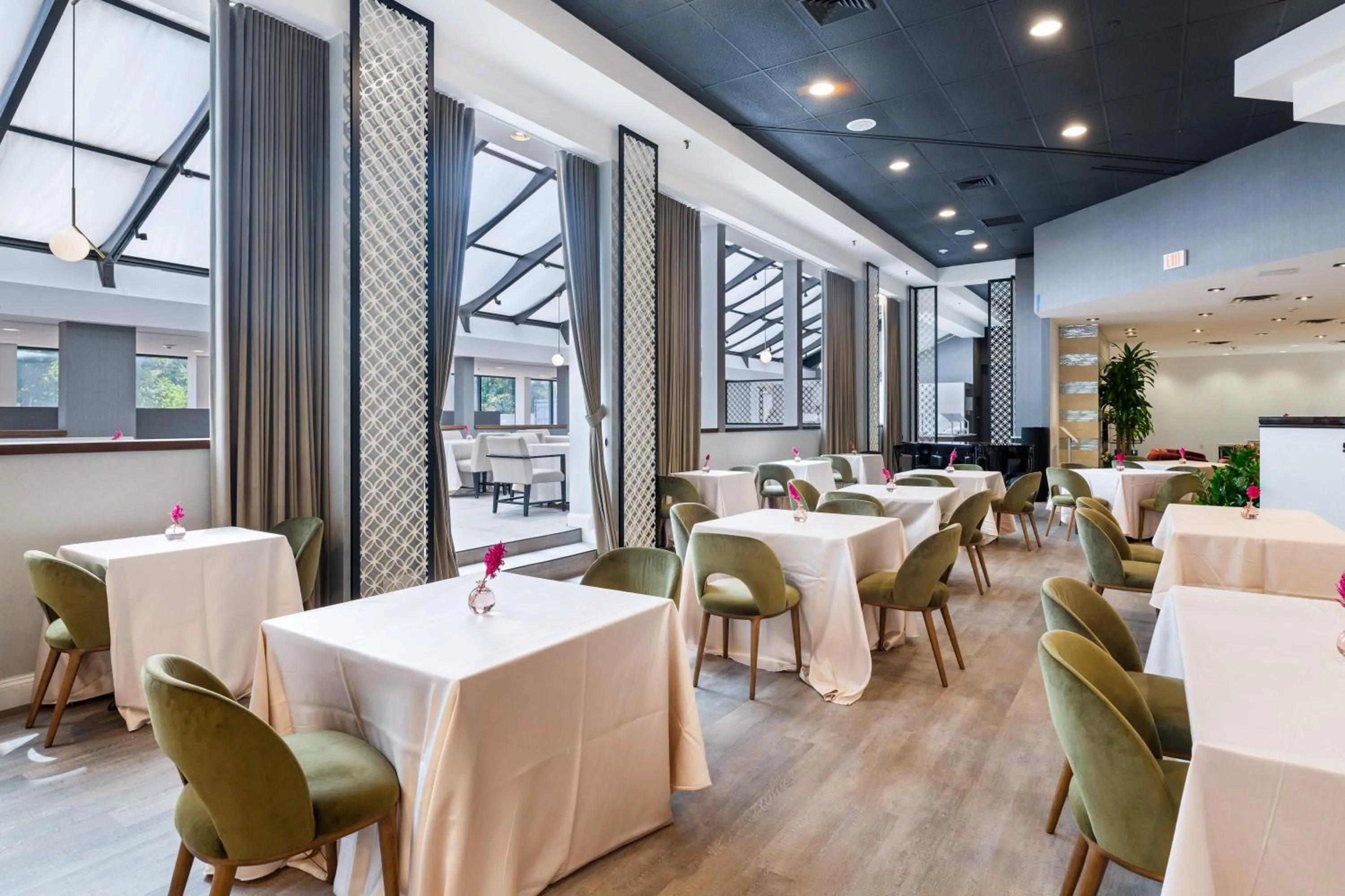 Restaurant/places to eat in DoubleTree by Hilton Fairfield Hotel & Suites