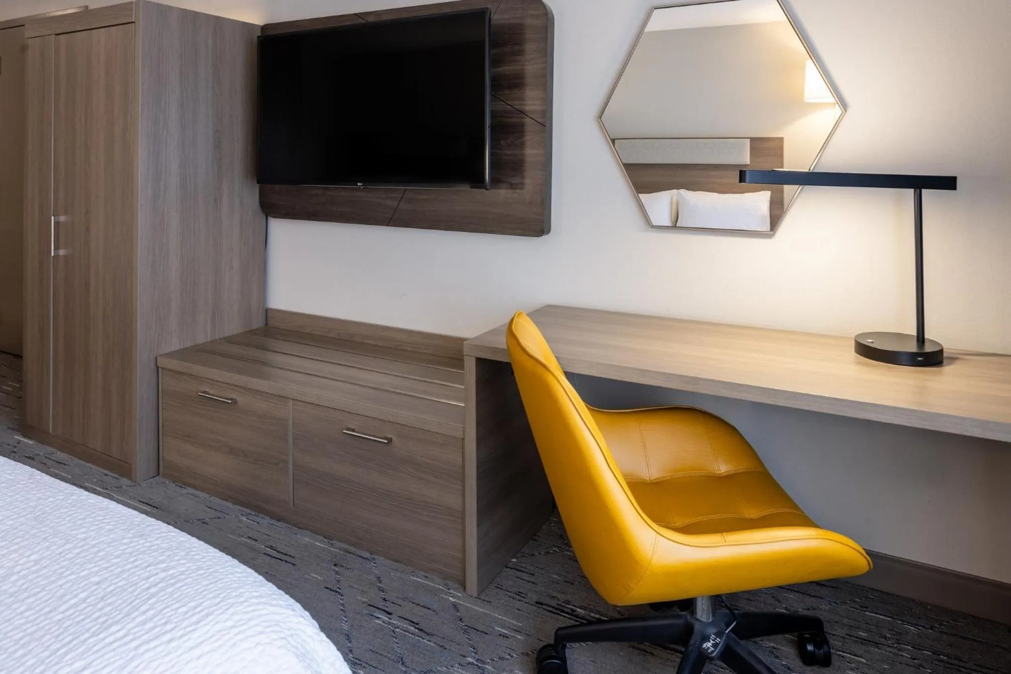 Photo of the whole room, Bed in Holiday Inn Express Hotel & Suites Jackson - Flowood by IHG