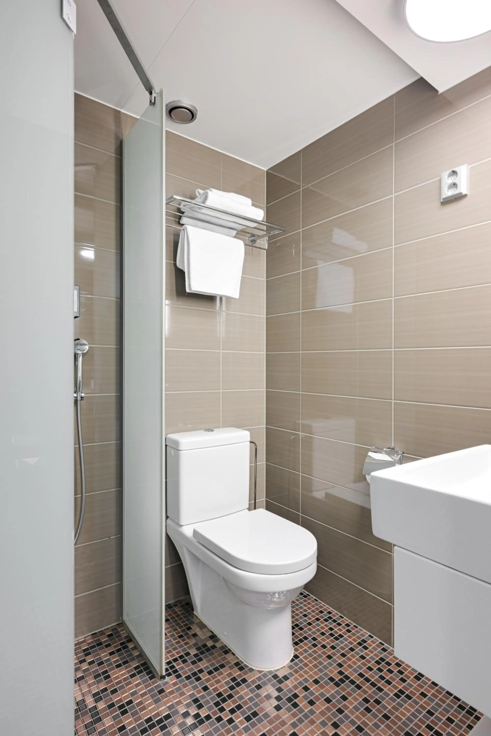 Shower in Comfort Hotel Xpress Helsinki Airport Terminal