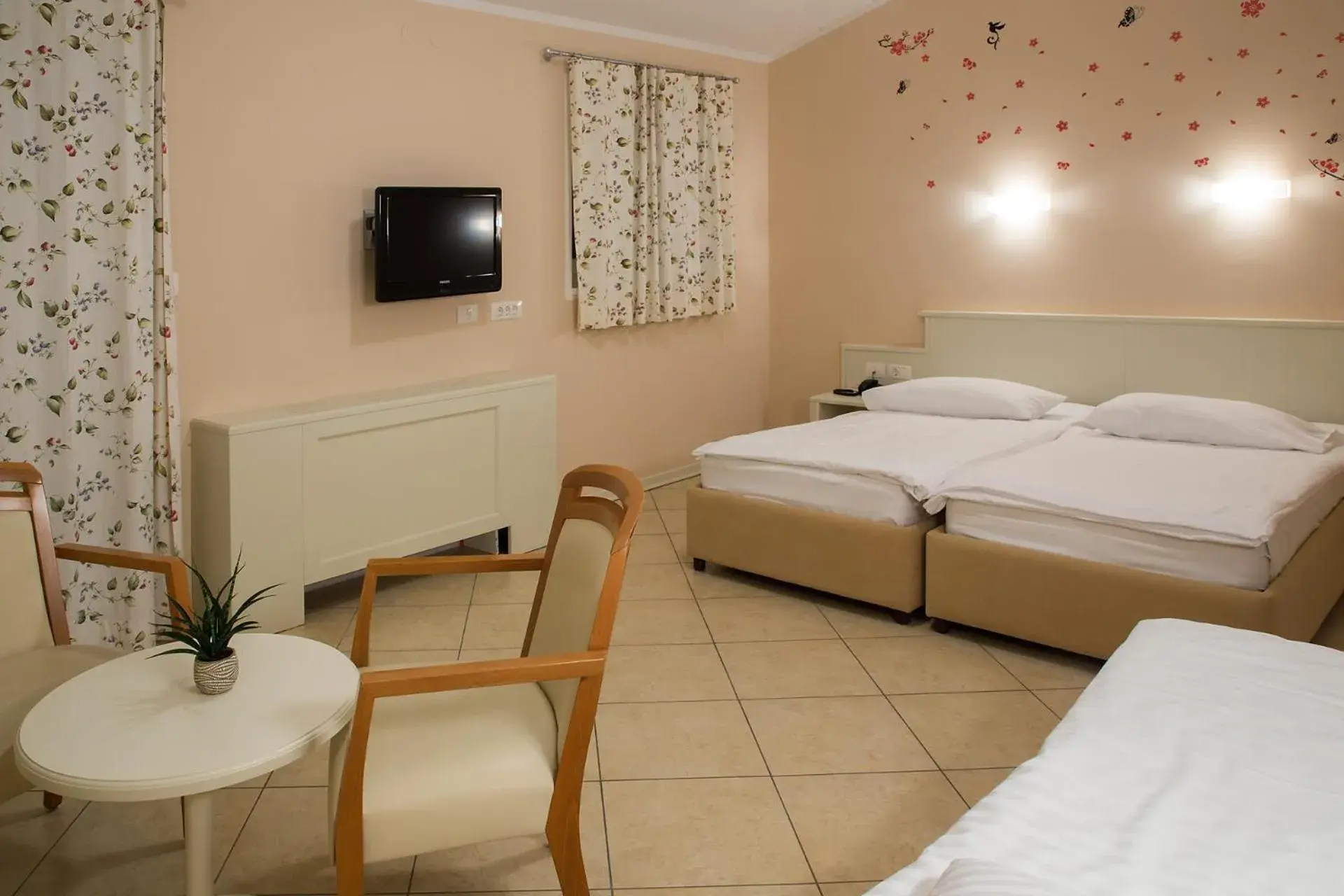 Comfort Triple Room - single occupancy in Hotel Kozana Comfort Triple Room - single occupancy in Hotel Kozana