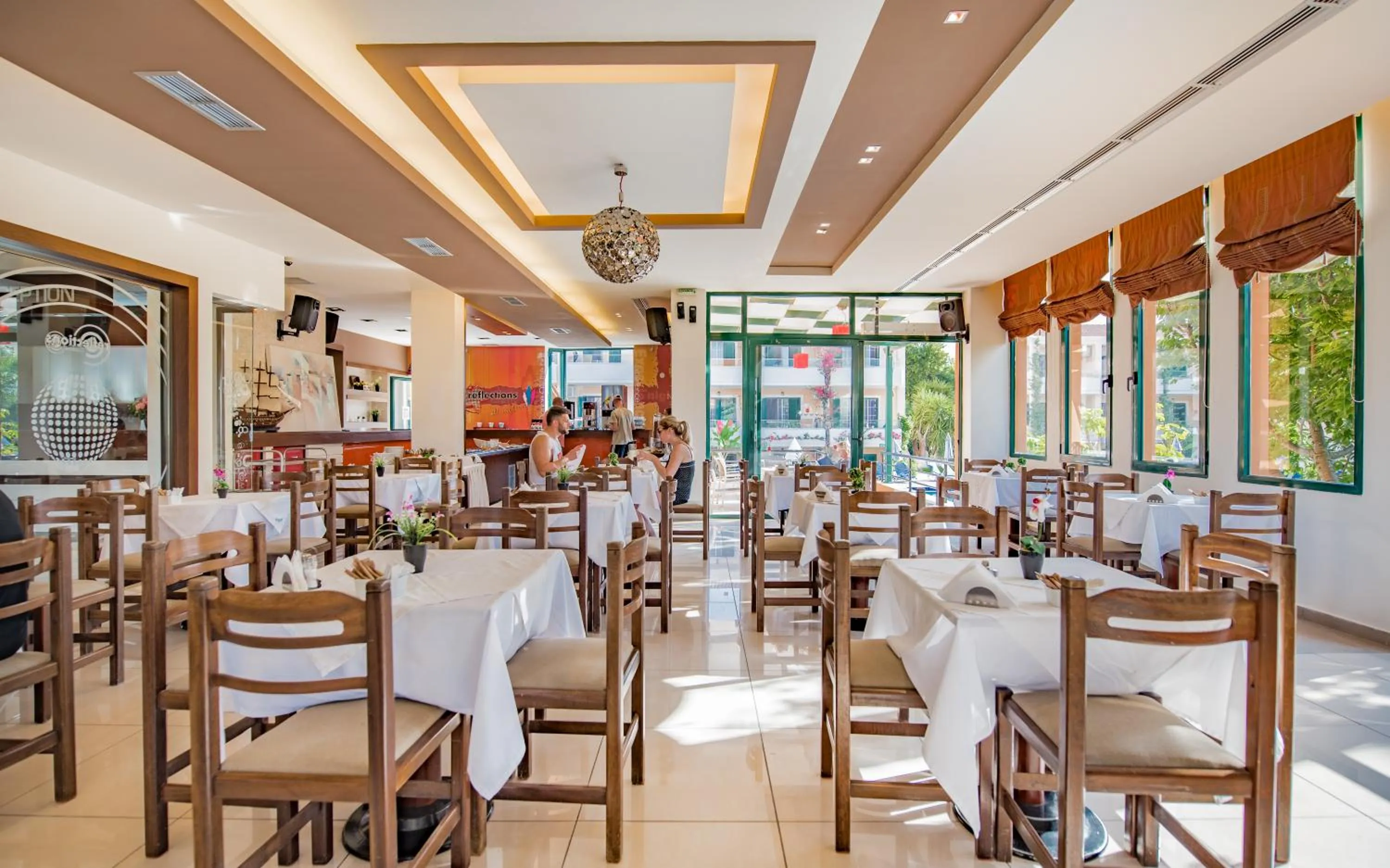 Restaurant/places to eat in Oscar Hotel